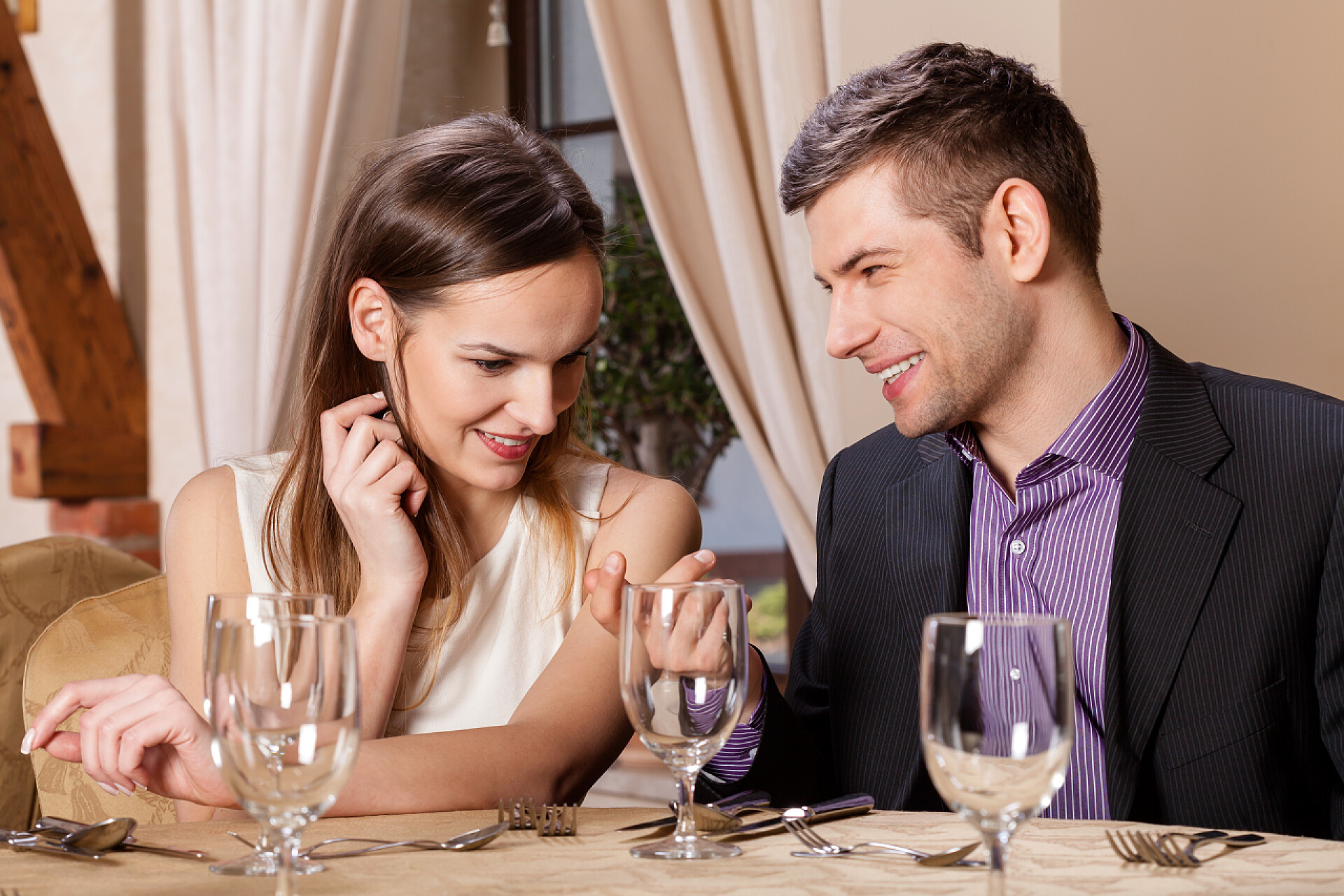 情侣在西餐厅约会情人节