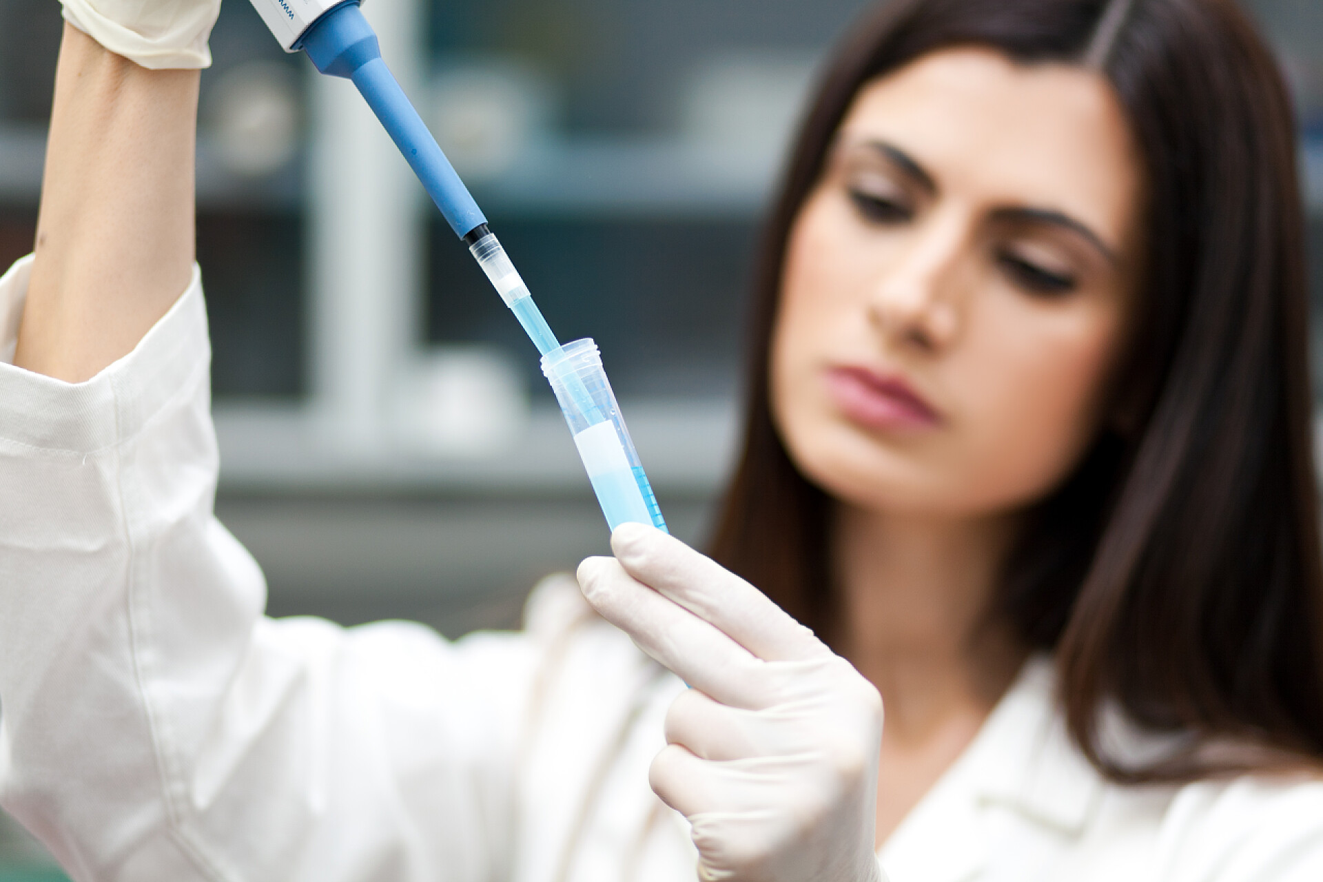 医药医疗研究实验室里的女科学家从试管里提取样本