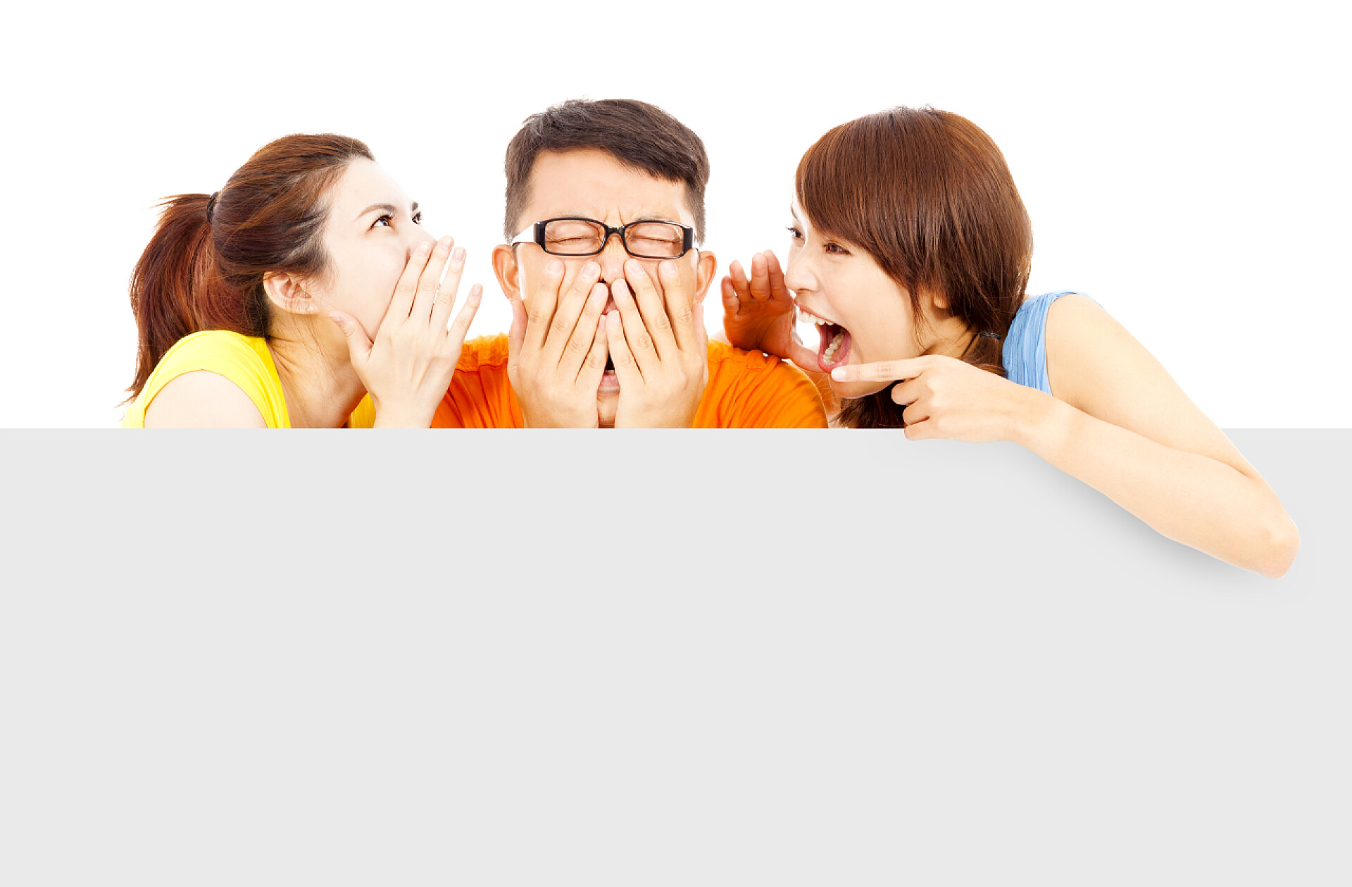 两个女孩嘲男人耳朵大声说话沟通概念