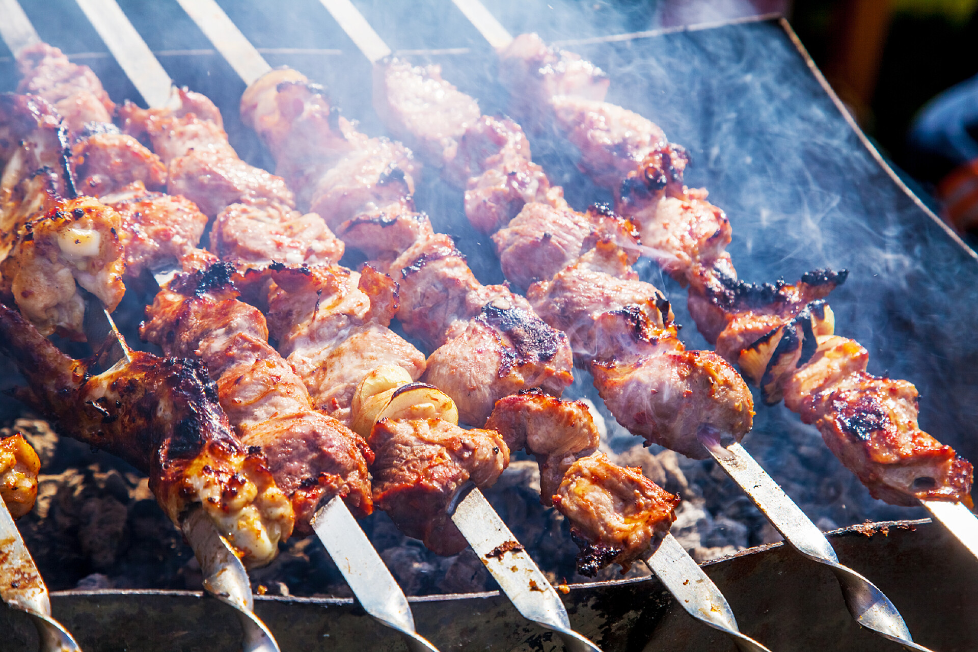 烧烤火炉上的牛肉串