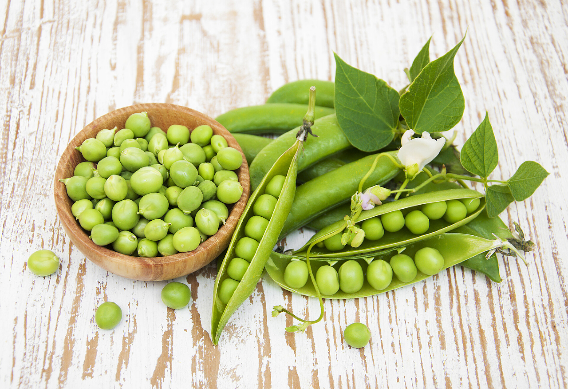 蔬菜在一个木制的背景上新鲜豌豆