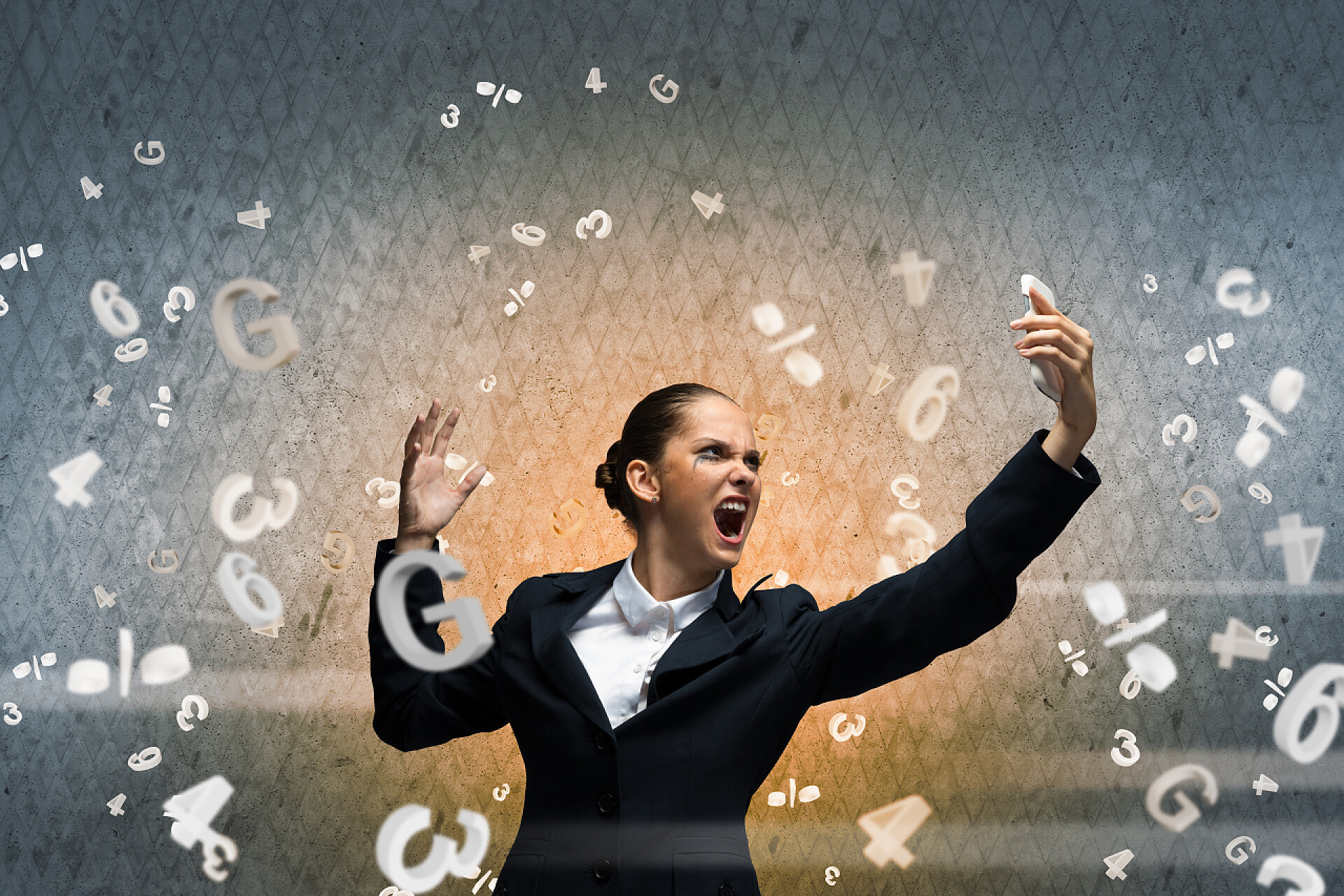 女生人愤怒的拿起电话尖叫商人商务商业