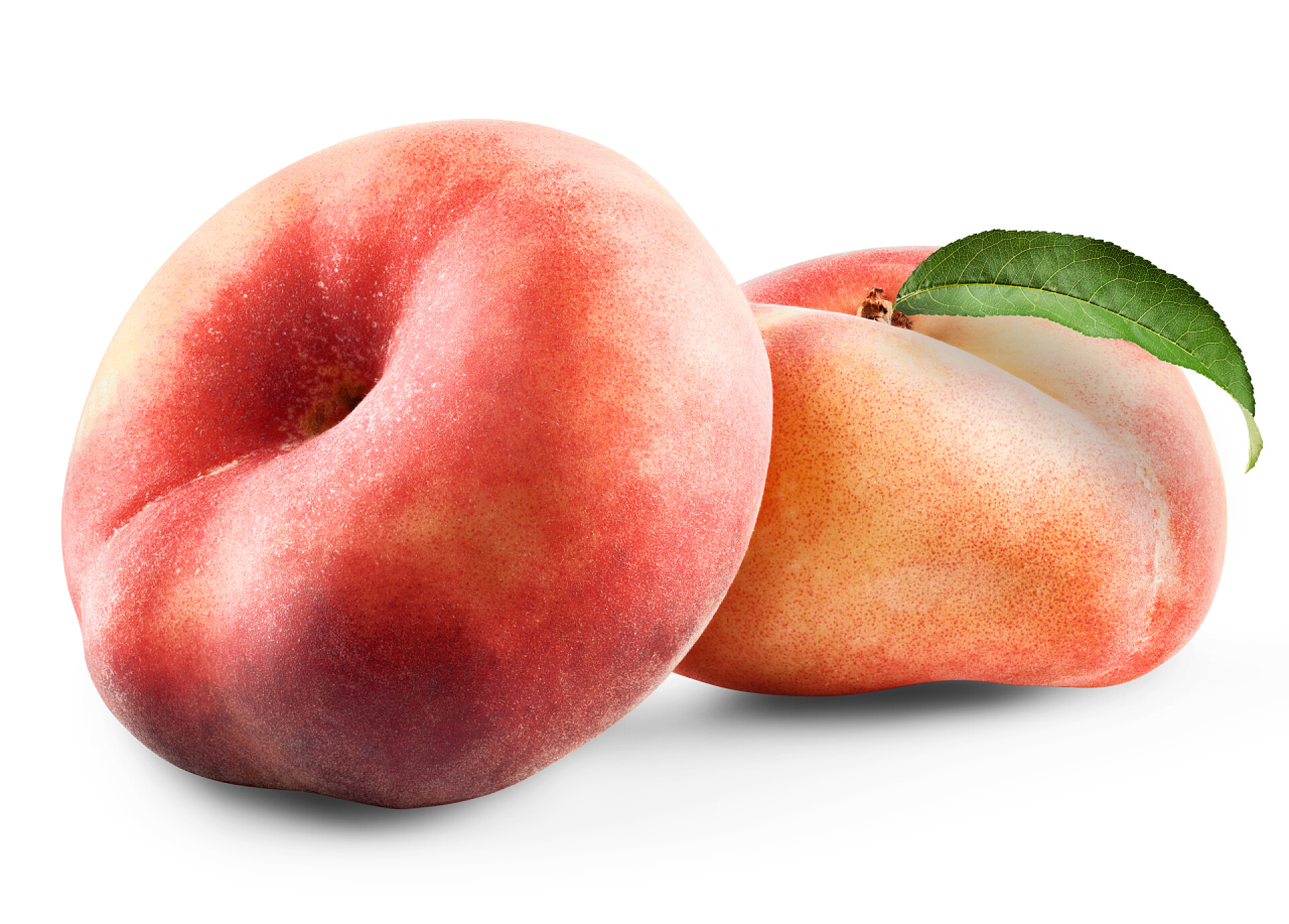 白色背景上两个新鲜的蟠桃水果