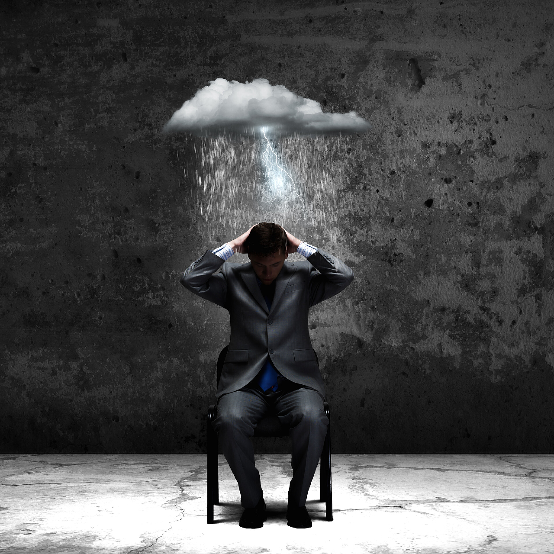 年轻的商人坐在椅子上抱着脑袋商人商务商业