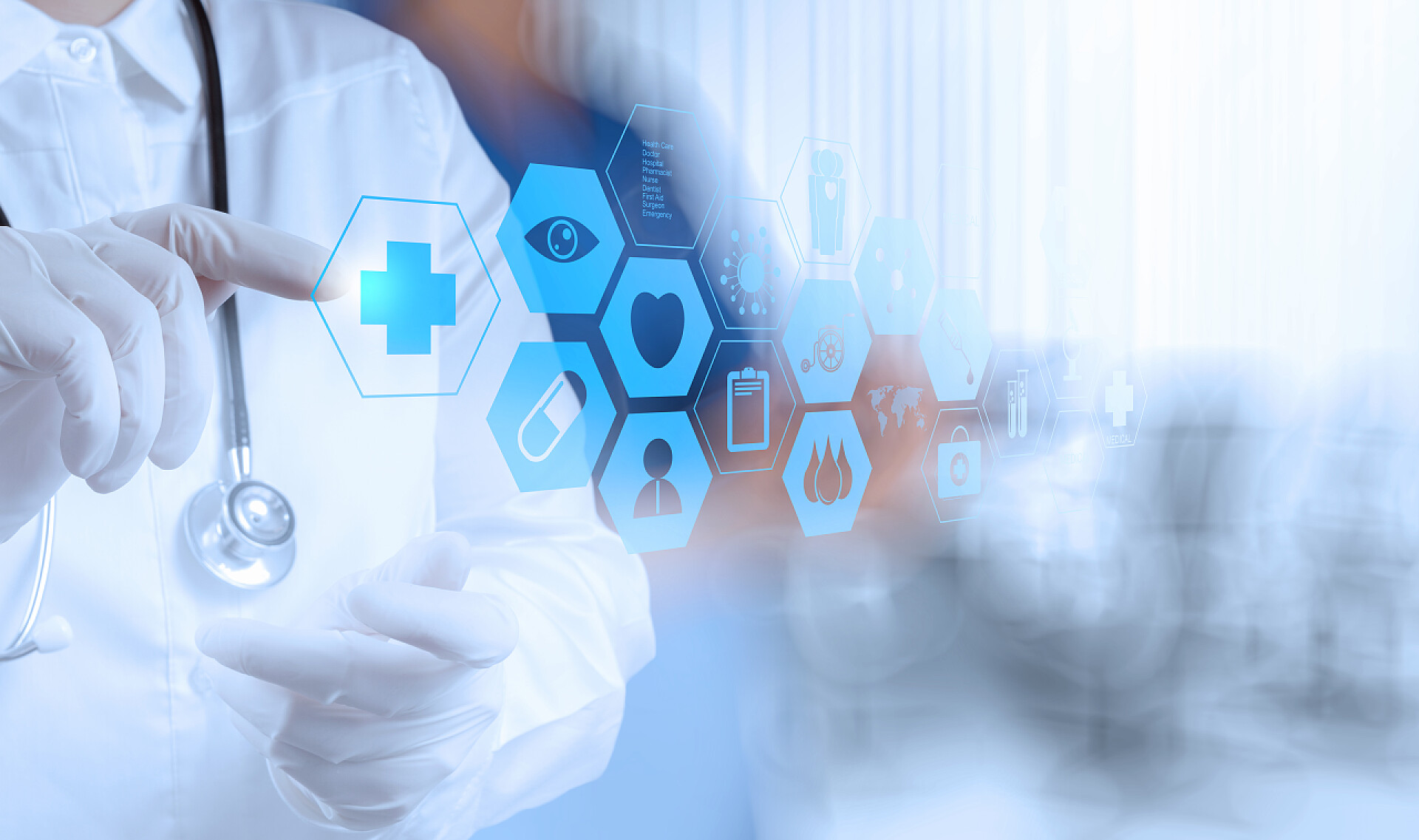 医疗健康医生点击社交网络图标医疗医学工作与现代计算机接口作为医疗概念的医学医生手