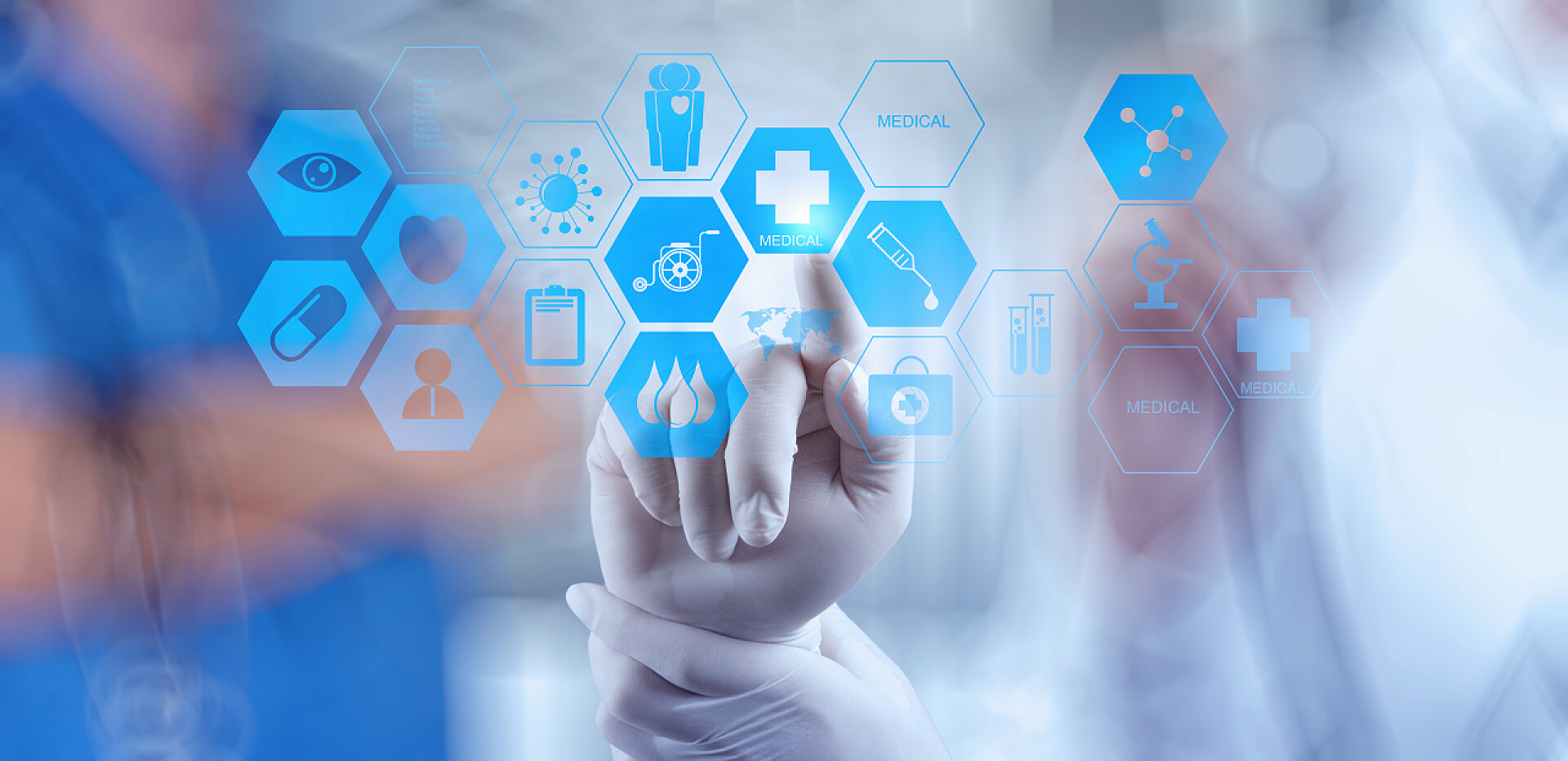 医生点击社交网络图标医疗医学与新的现代计算机打交道的商人展示了社交网络结构