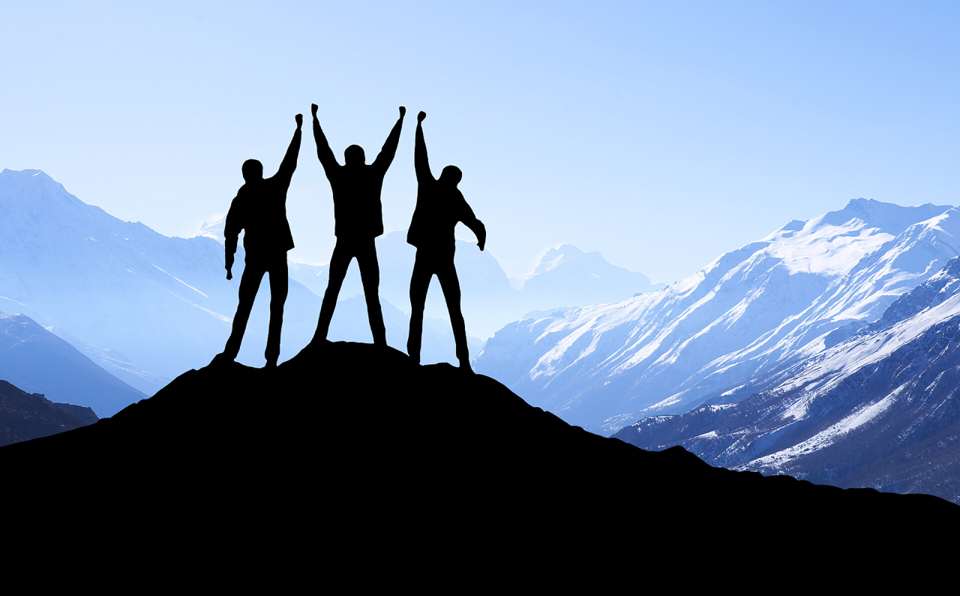 一个团队站在山顶高呼团队合作团队商务