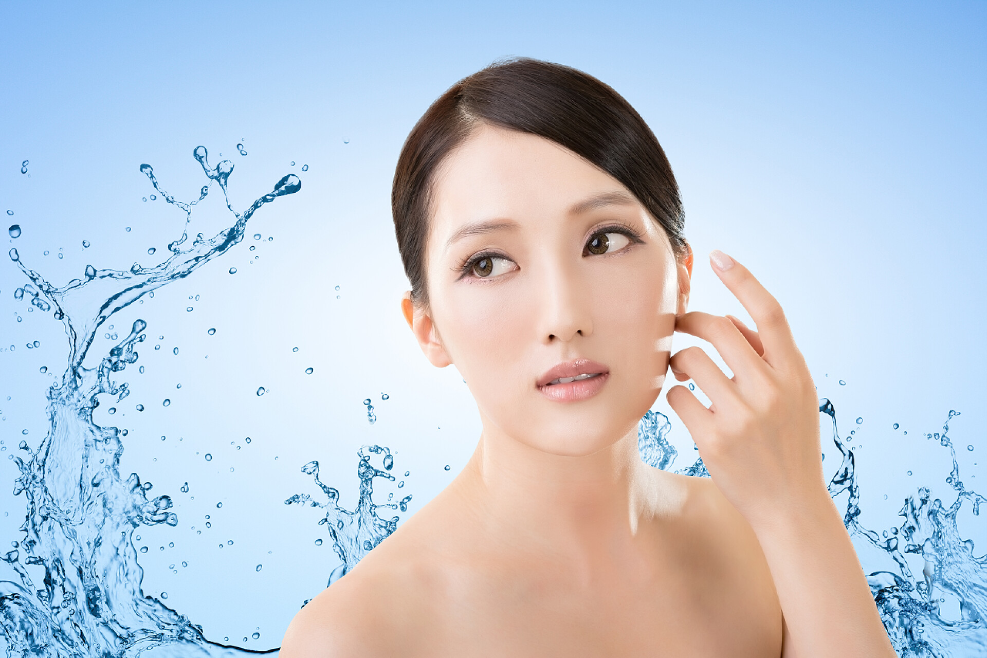 蓝色背景中美丽的亚洲女性美容