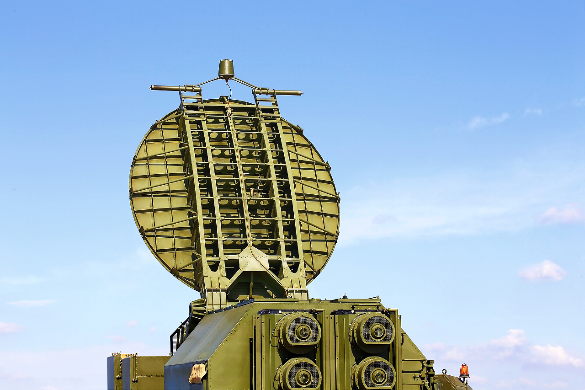 蓝天白云下相控阵技术的多功能货栈雷达天线