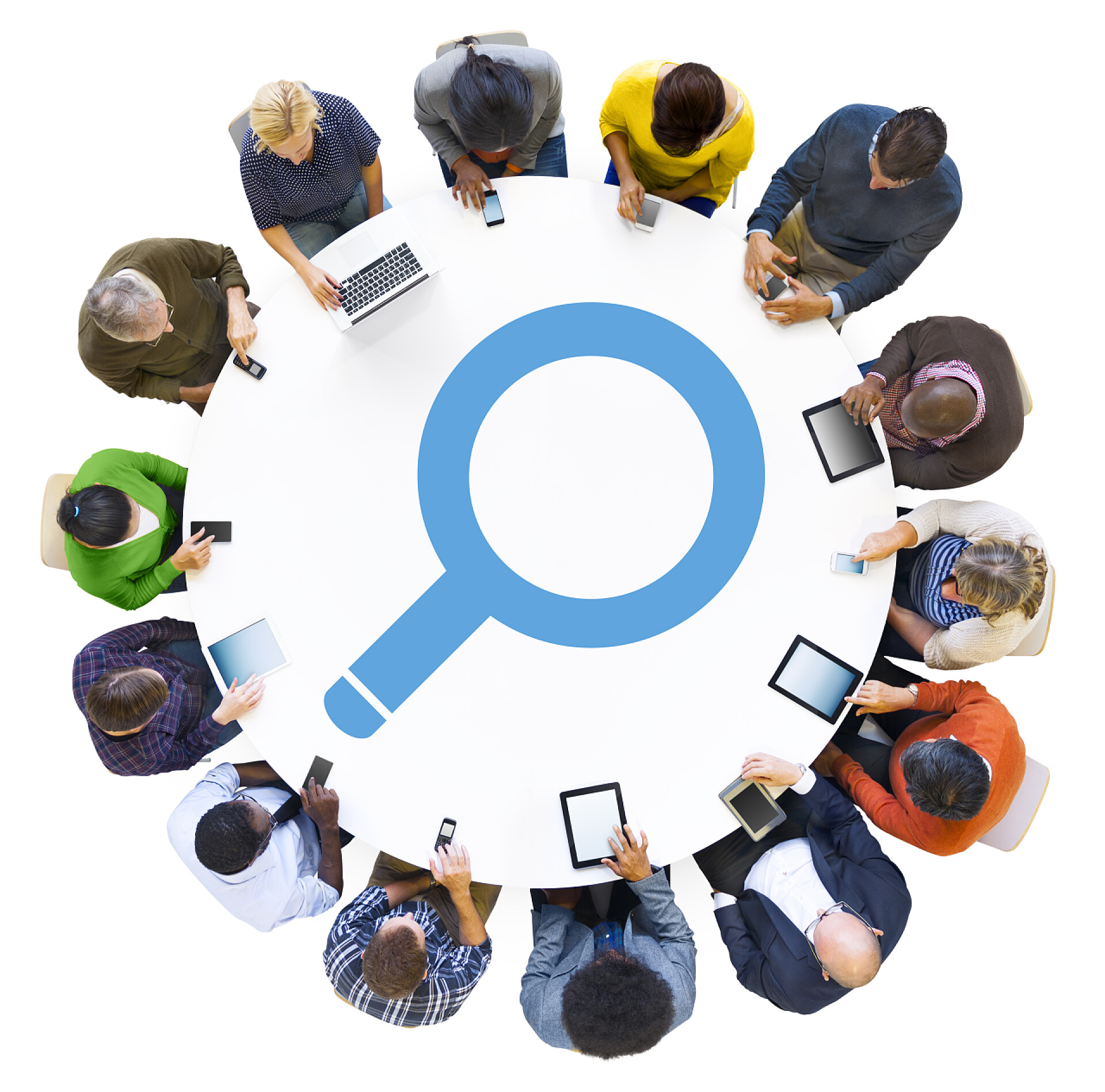 白色背景上围成一圈的人正在使用电子设备和桌子上的放大镜