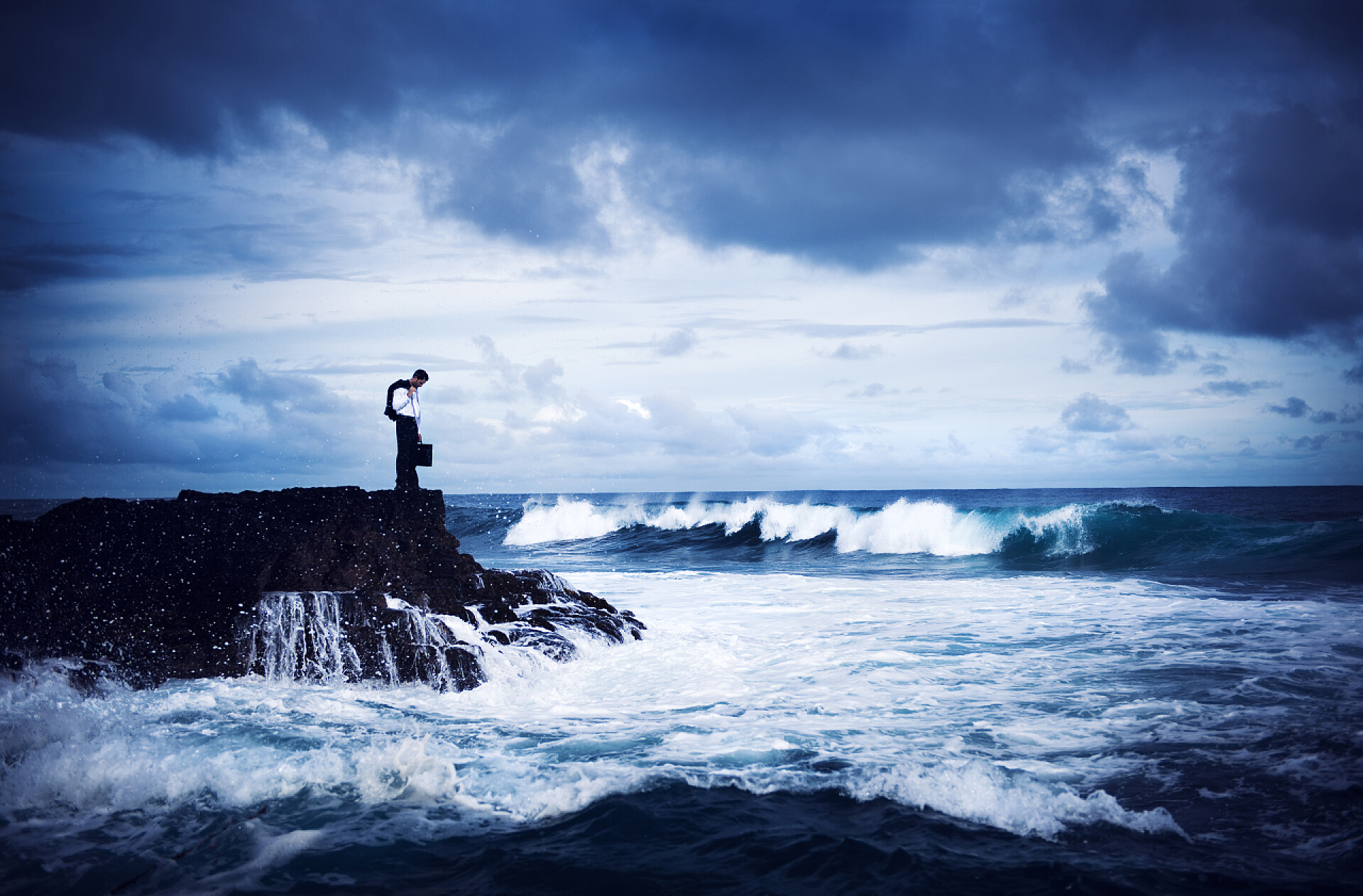 乌云密布下郁闷的商人站在海边自然风光商务商业