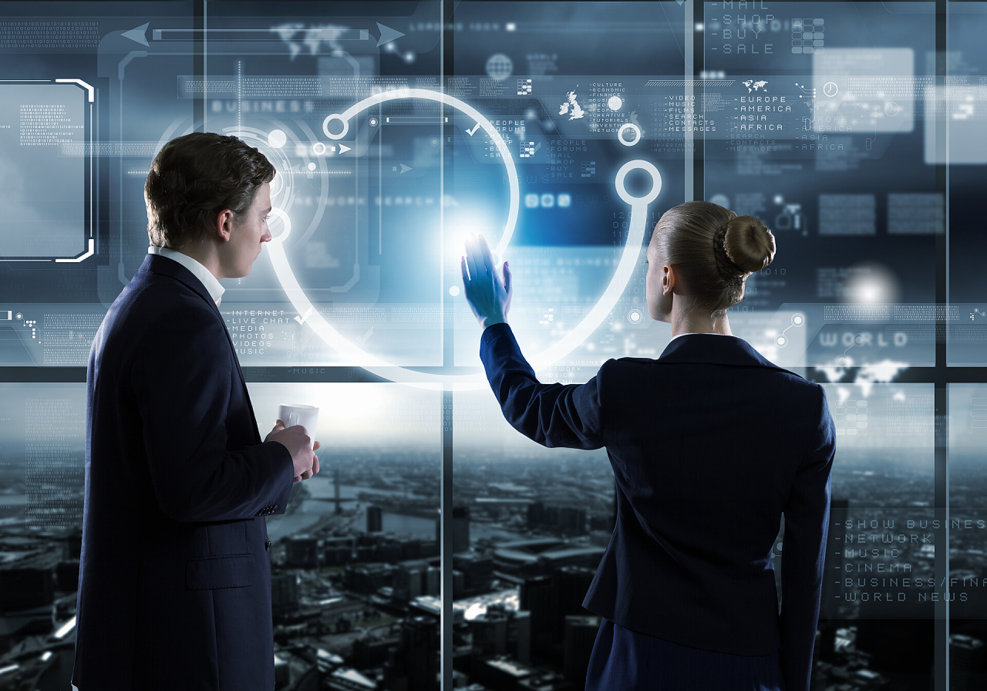 商人接触数字屏幕图标网络科技