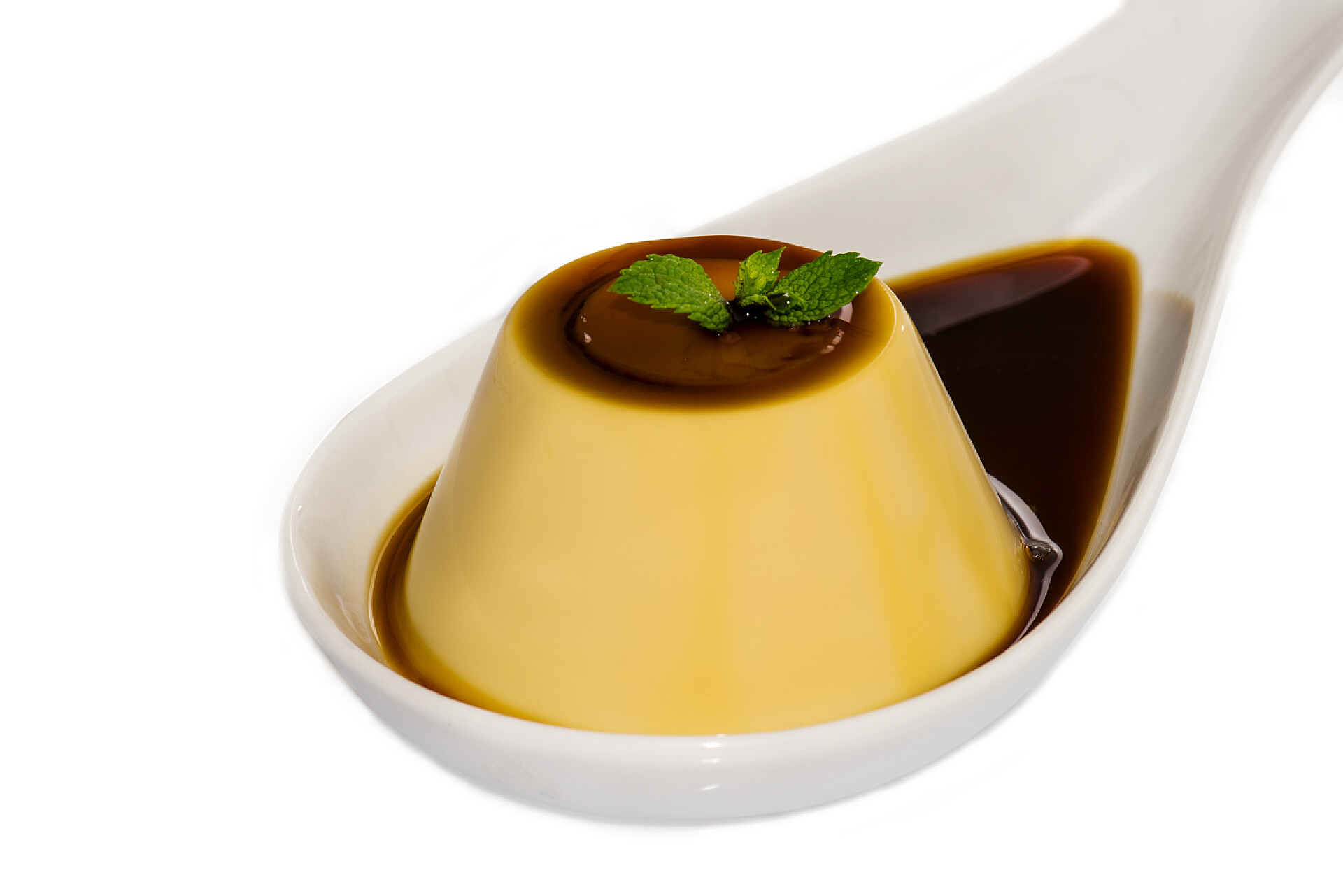 白色背景上的鸡蛋布丁食物