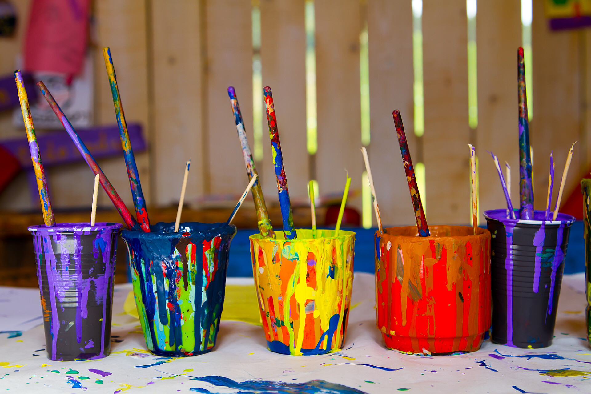 多彩涂料装在瓶子里美术