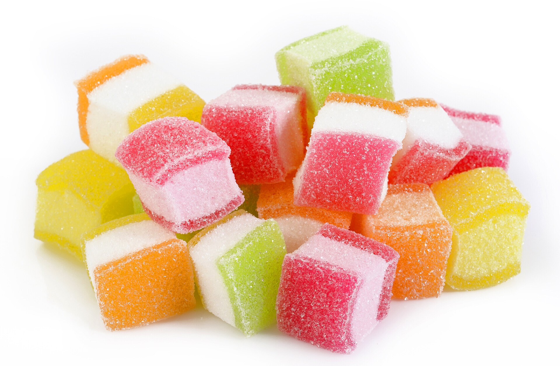 白色背景上的五颜六色的水果软糖零食