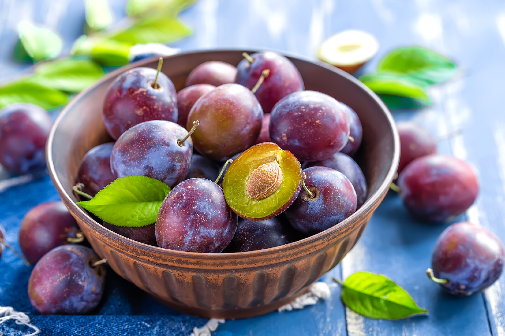 装在碗里的新鲜梅子