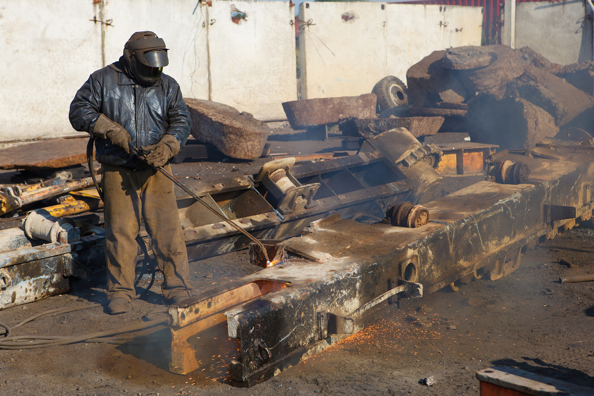 技工正在焊接废金属工业制造