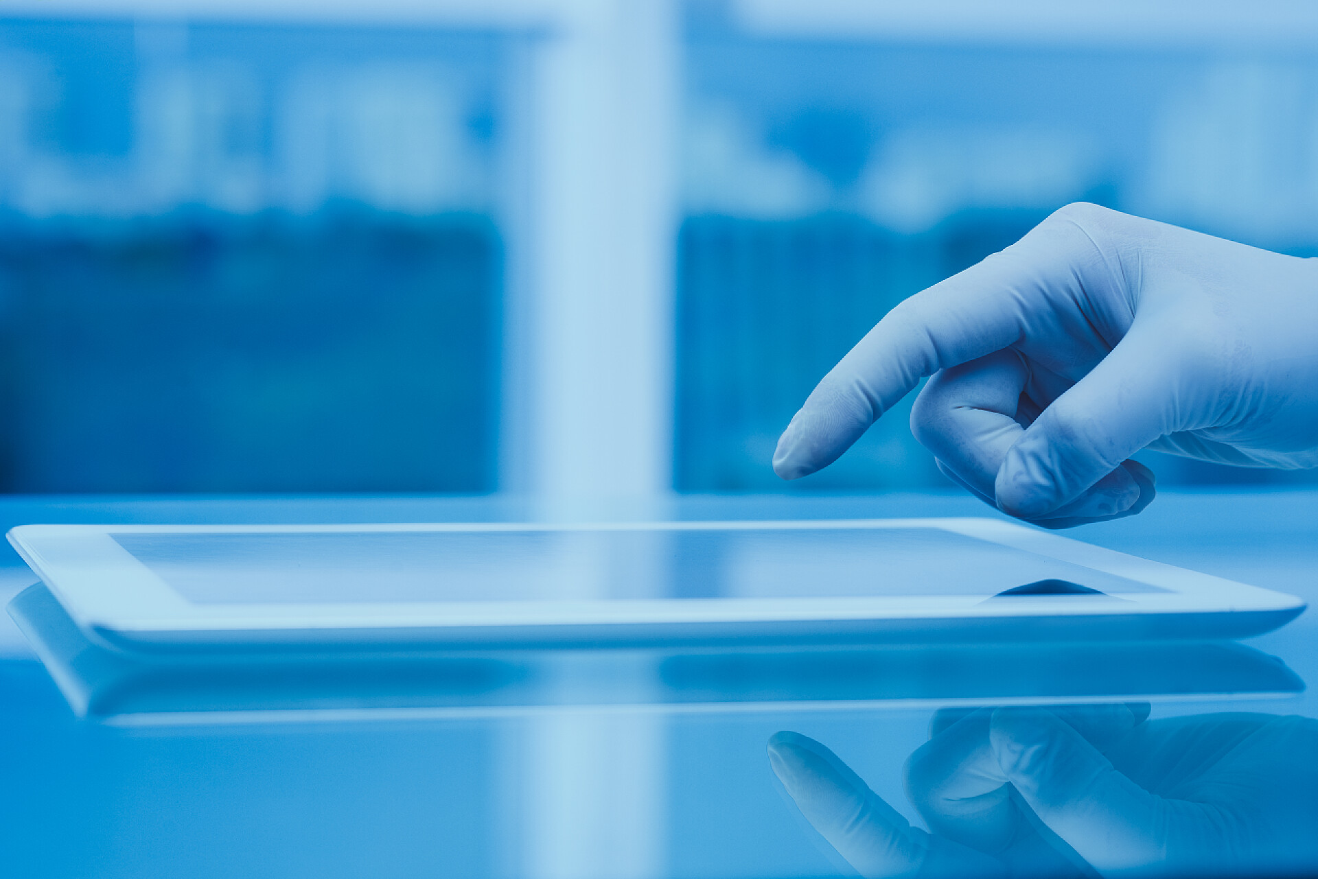 戴着手套的科学家或医务工作者使用数字平板