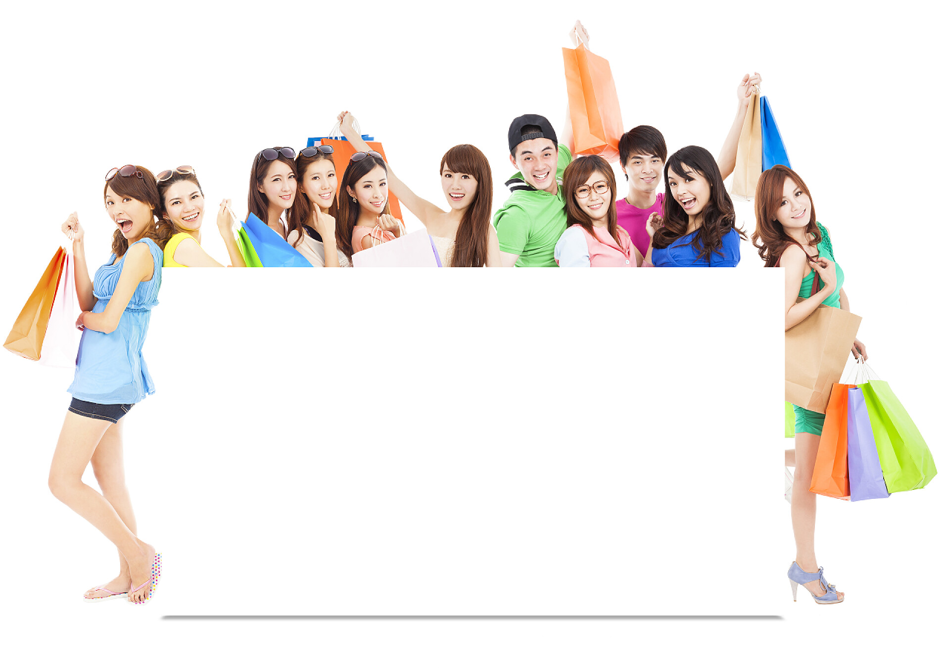 年轻人拿着五颜六色的手提袋站在一个白板后面逛街购物