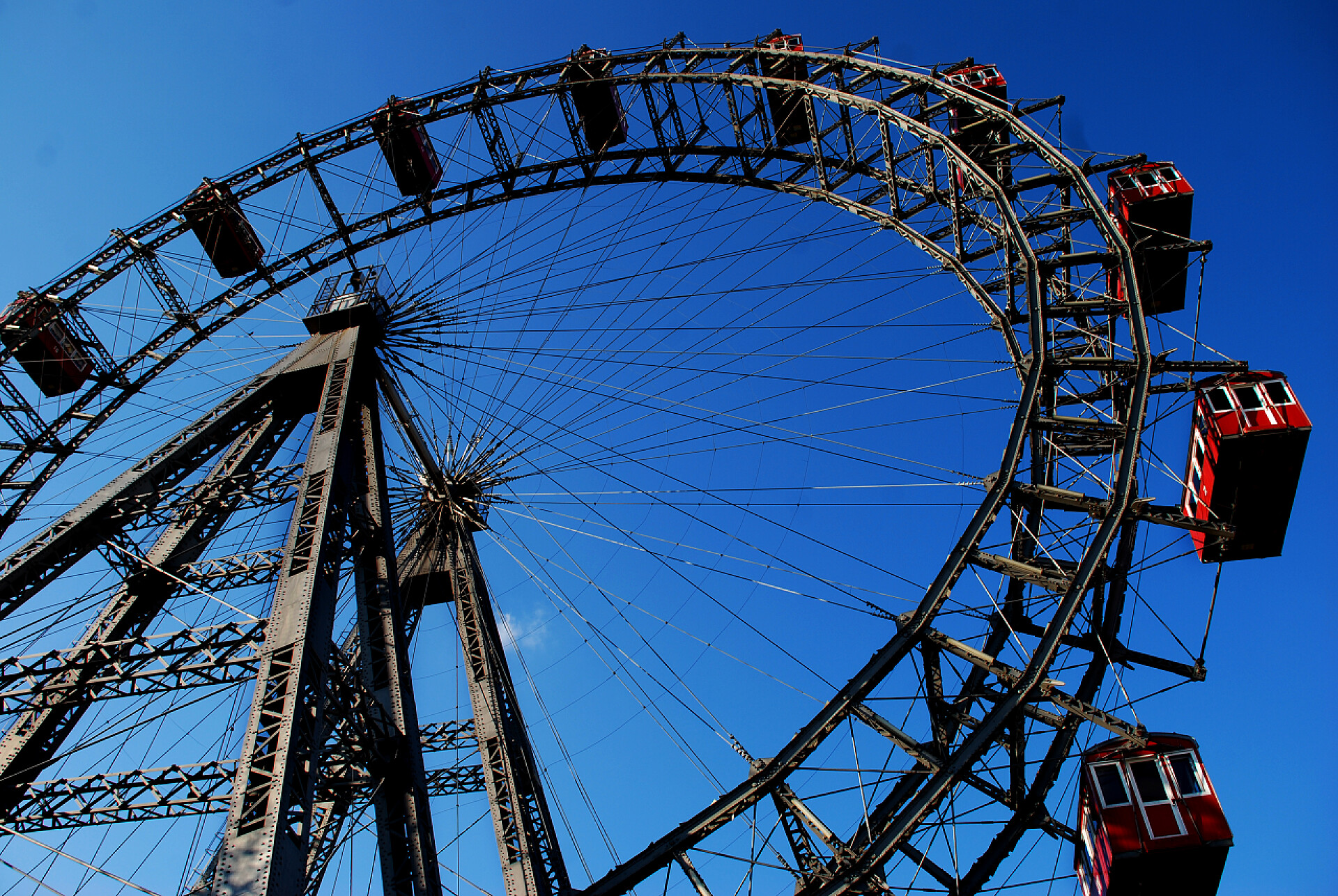 世界著名的维也纳摩天轮仰拍地标建筑