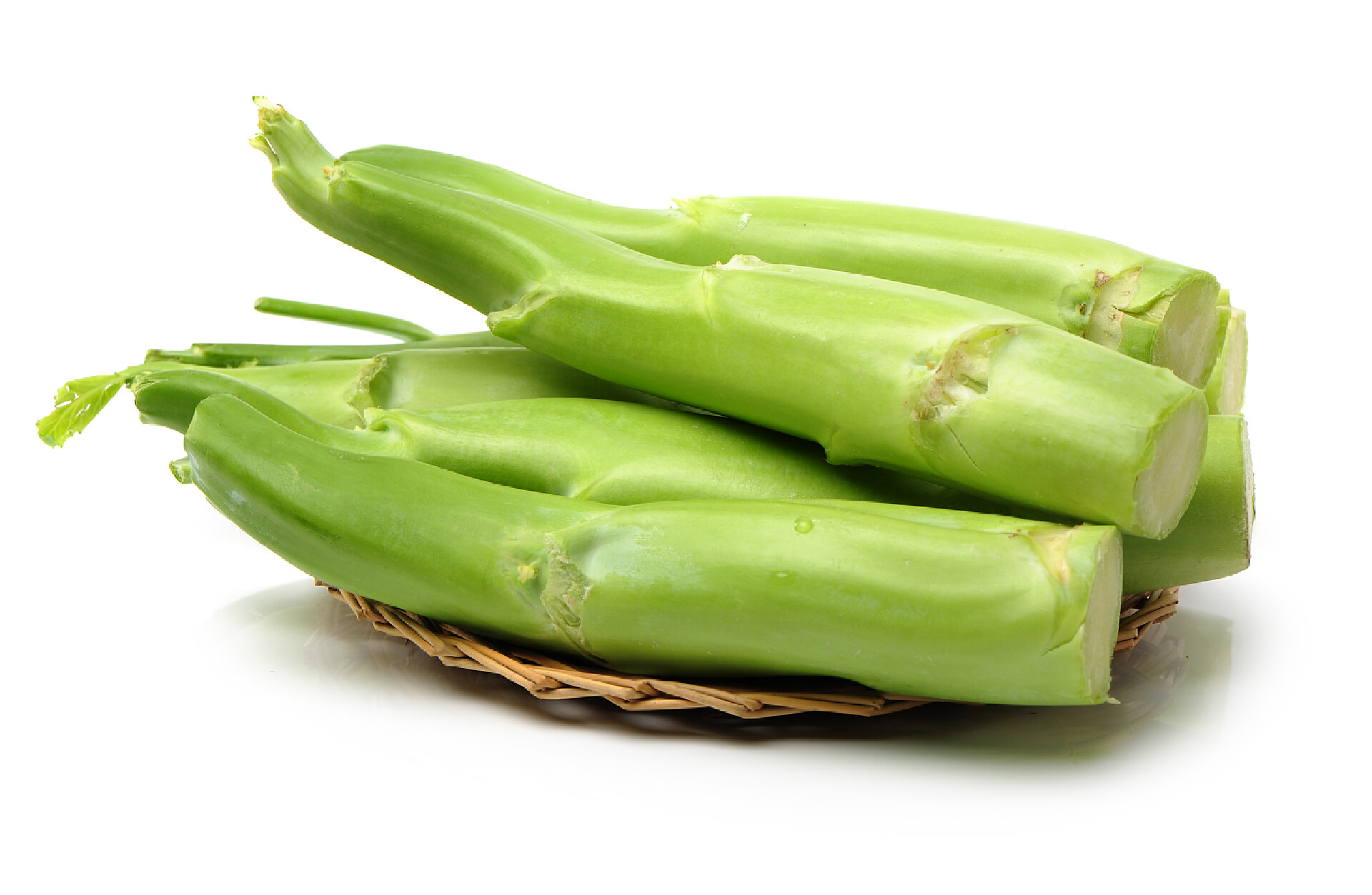 白色背景上的绿色莴笋蔬菜