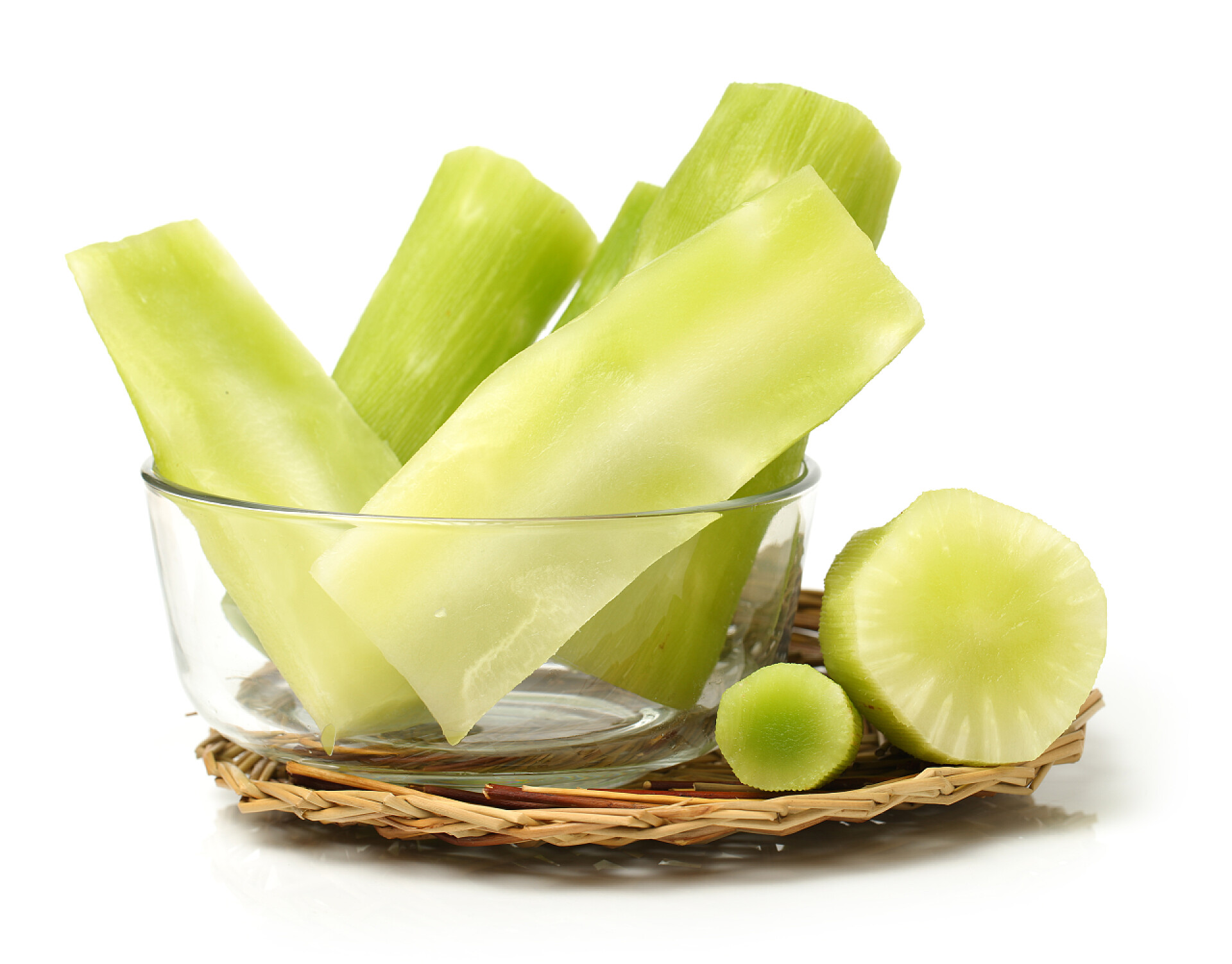 白色背景上削皮的绿色莴笋蔬菜