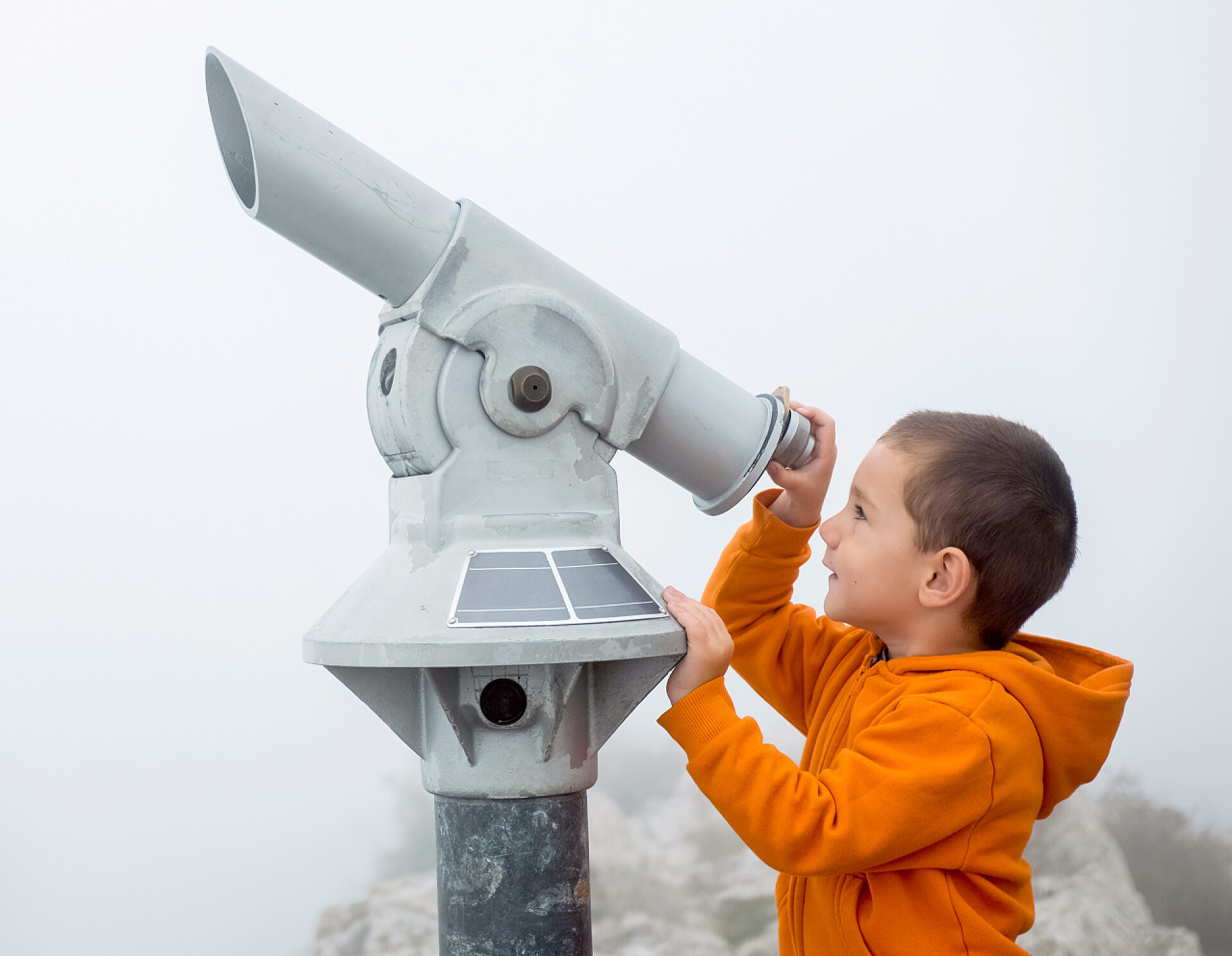 用望远镜探索的男孩