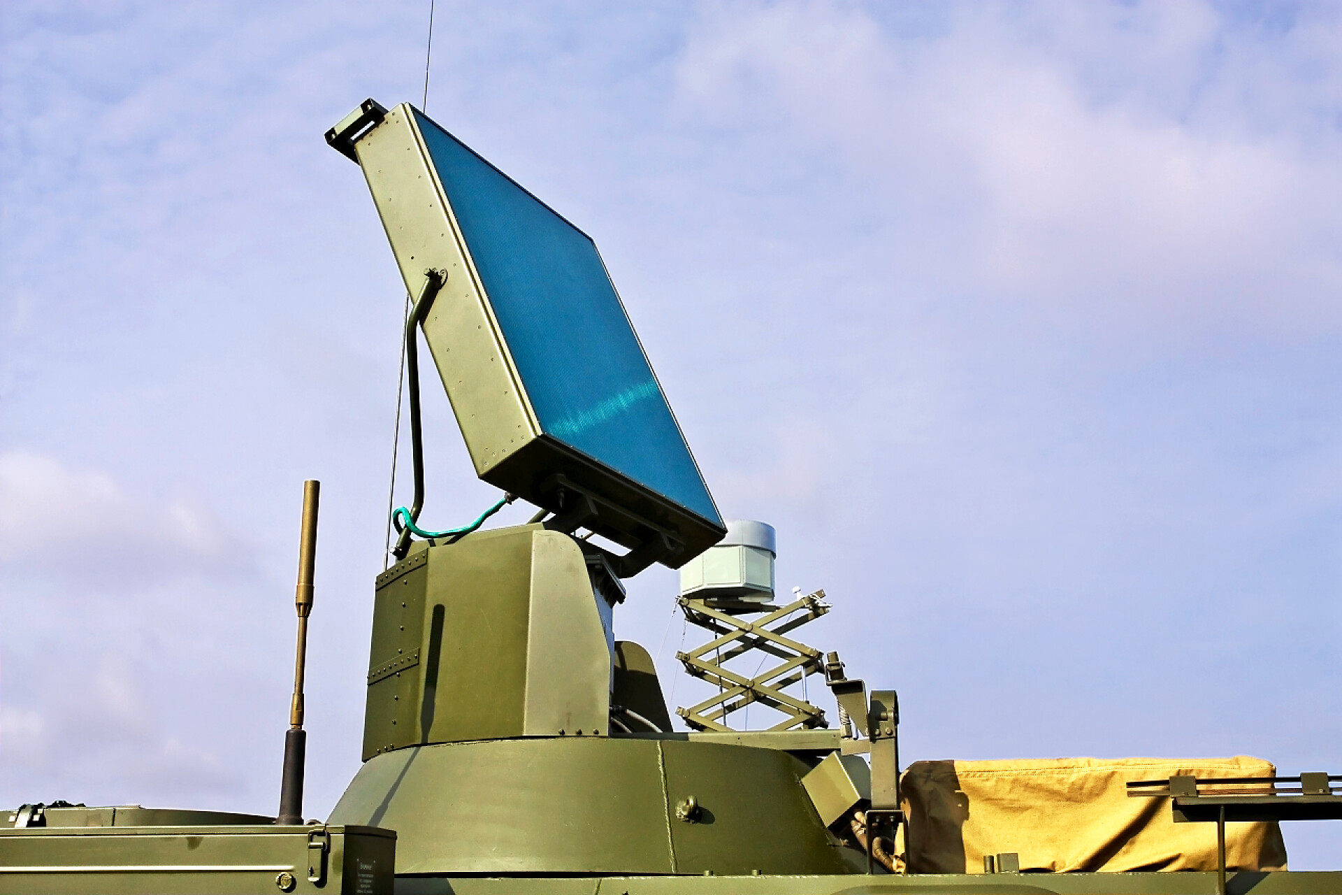 阳光下的相控阵设备卫星定位设备探测器