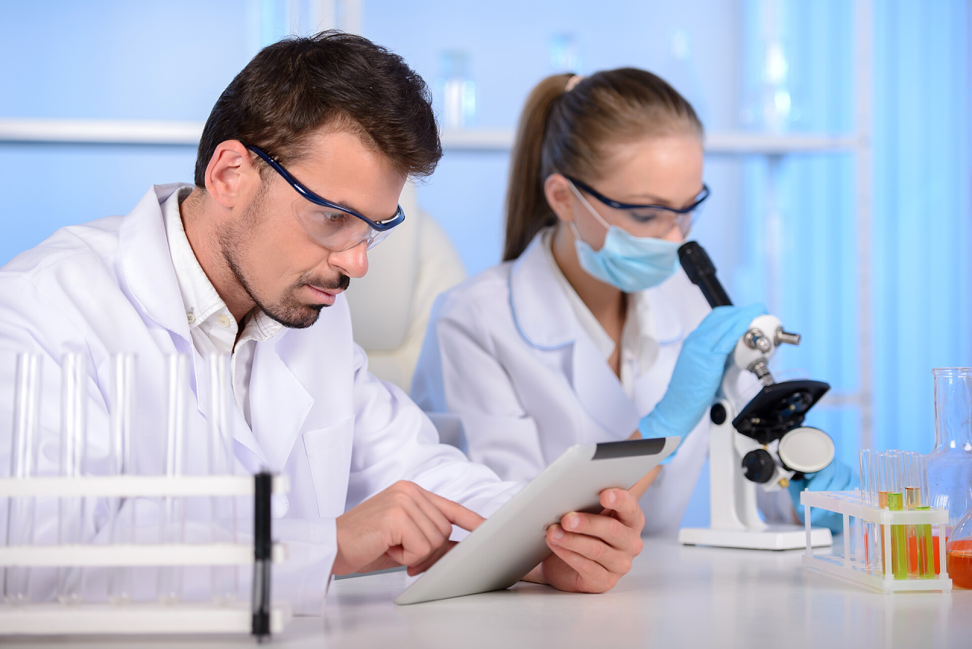 医疗科学实验两名科学家在实验室环境中进行研究