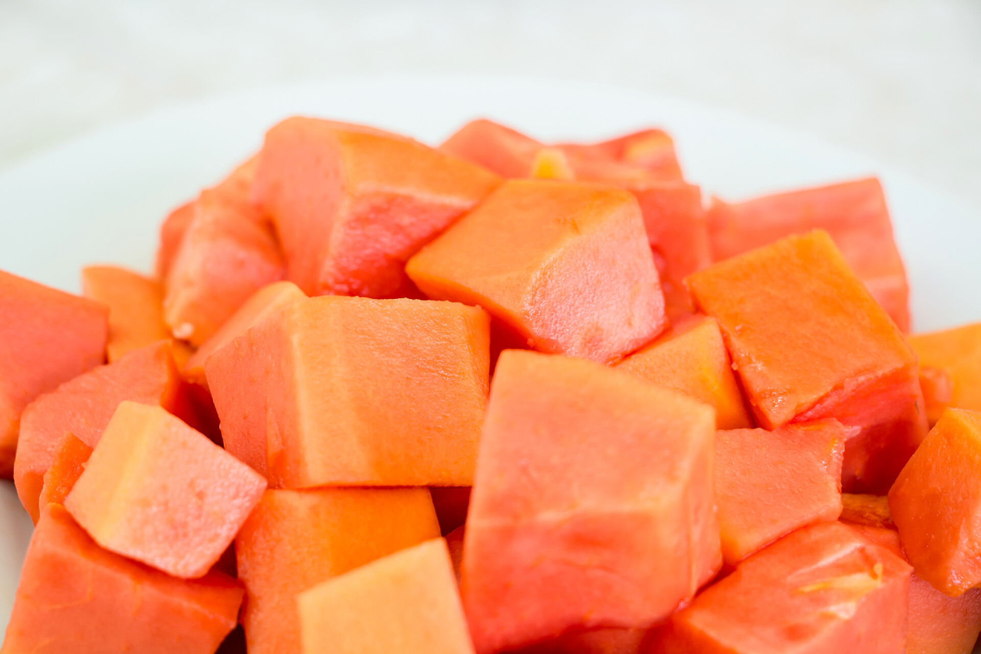 白色背景上的红心木瓜水果