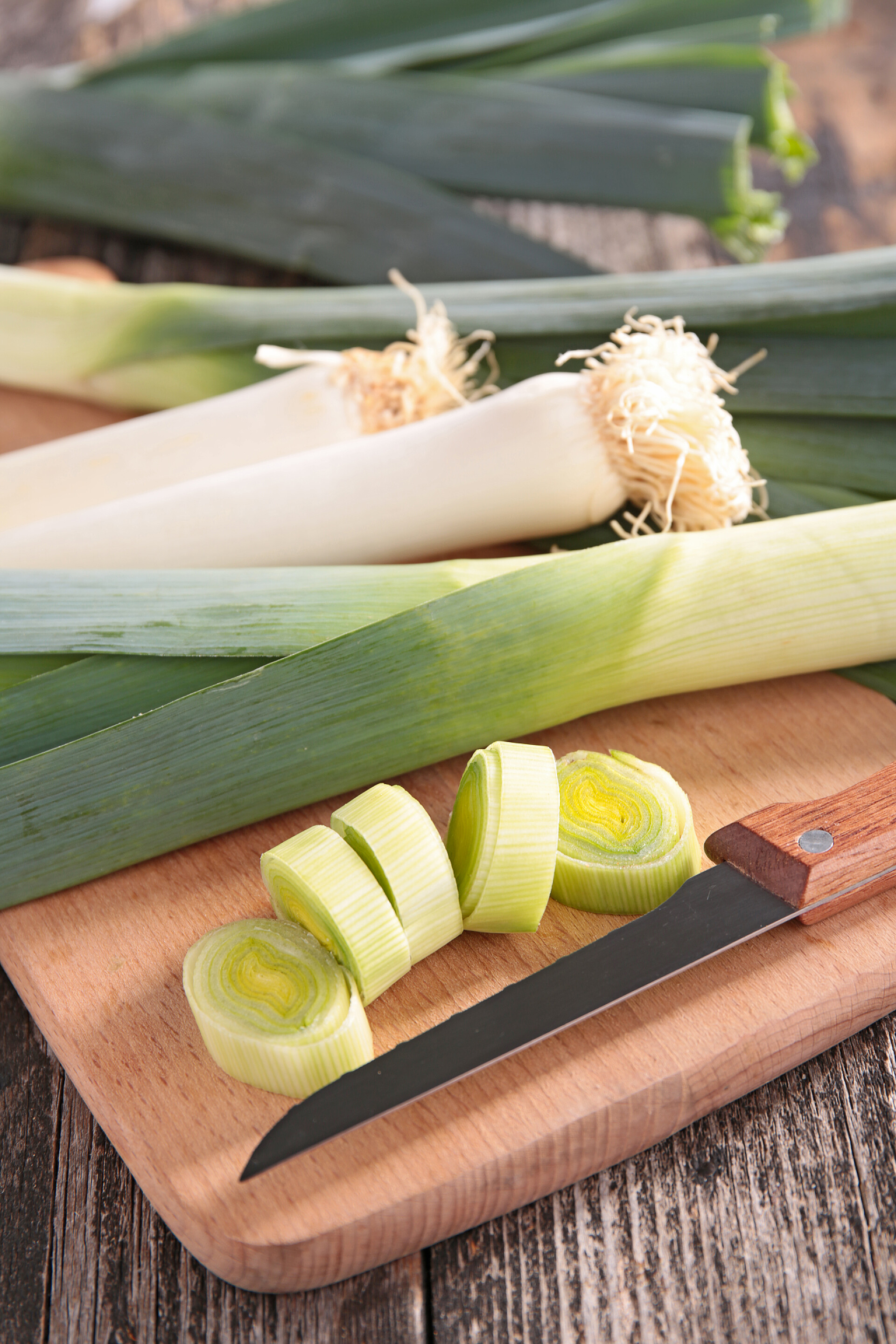 案板上的大葱蔬菜