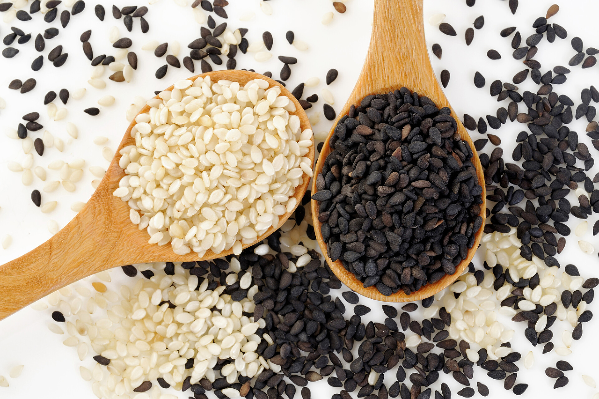 食物一勺白芝麻和一勺黑芝麻