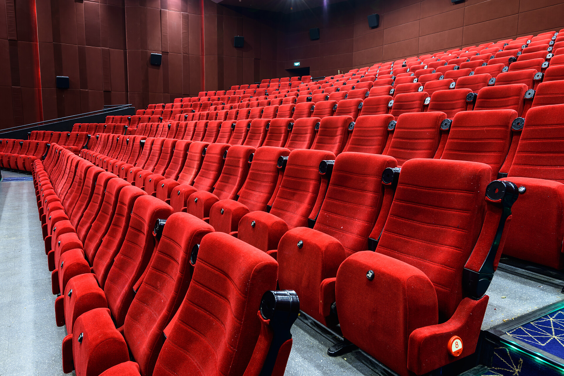 空旷的电影院红色座椅特写休闲娱乐场所