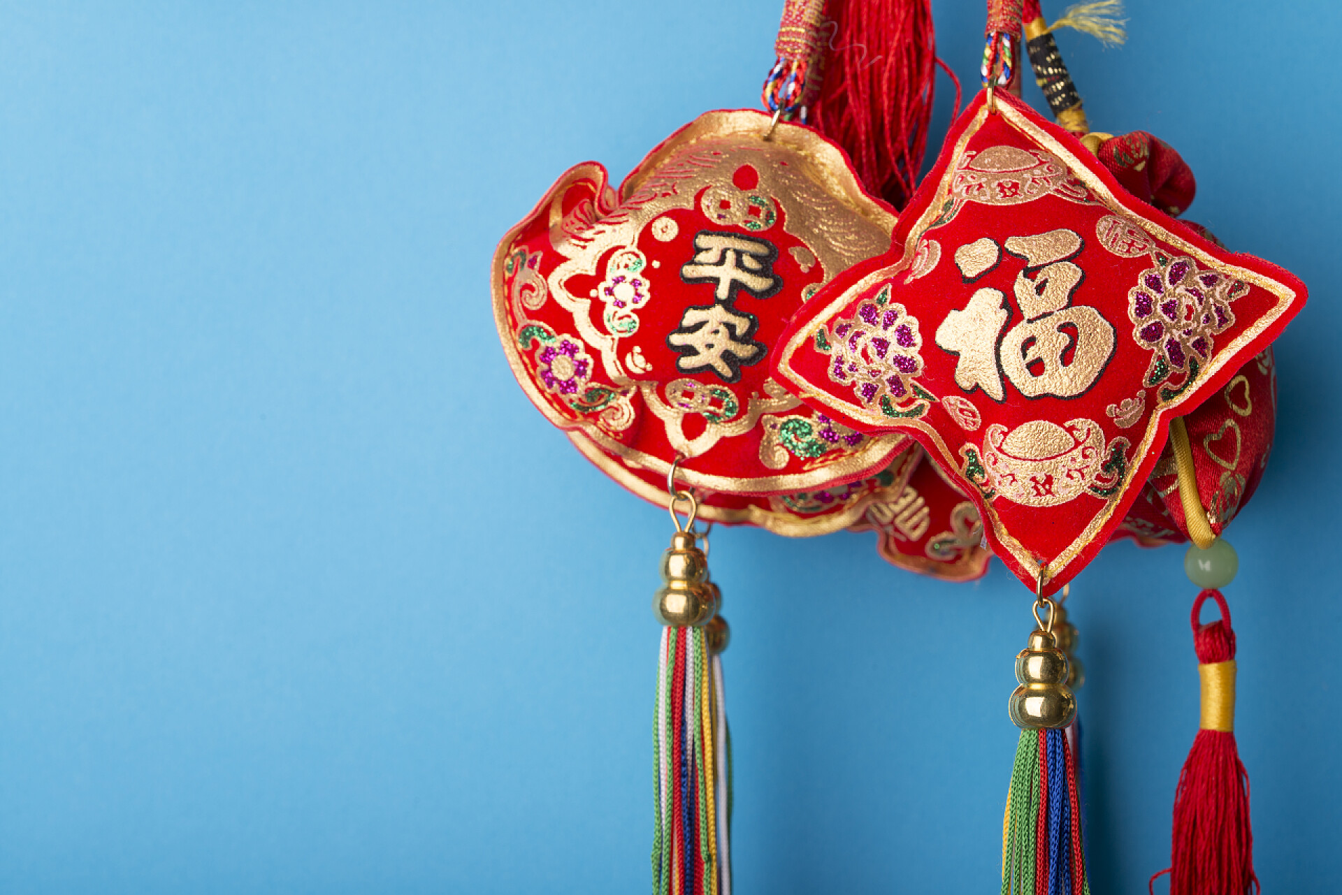 蓝色背景上春节的农历新年装饰