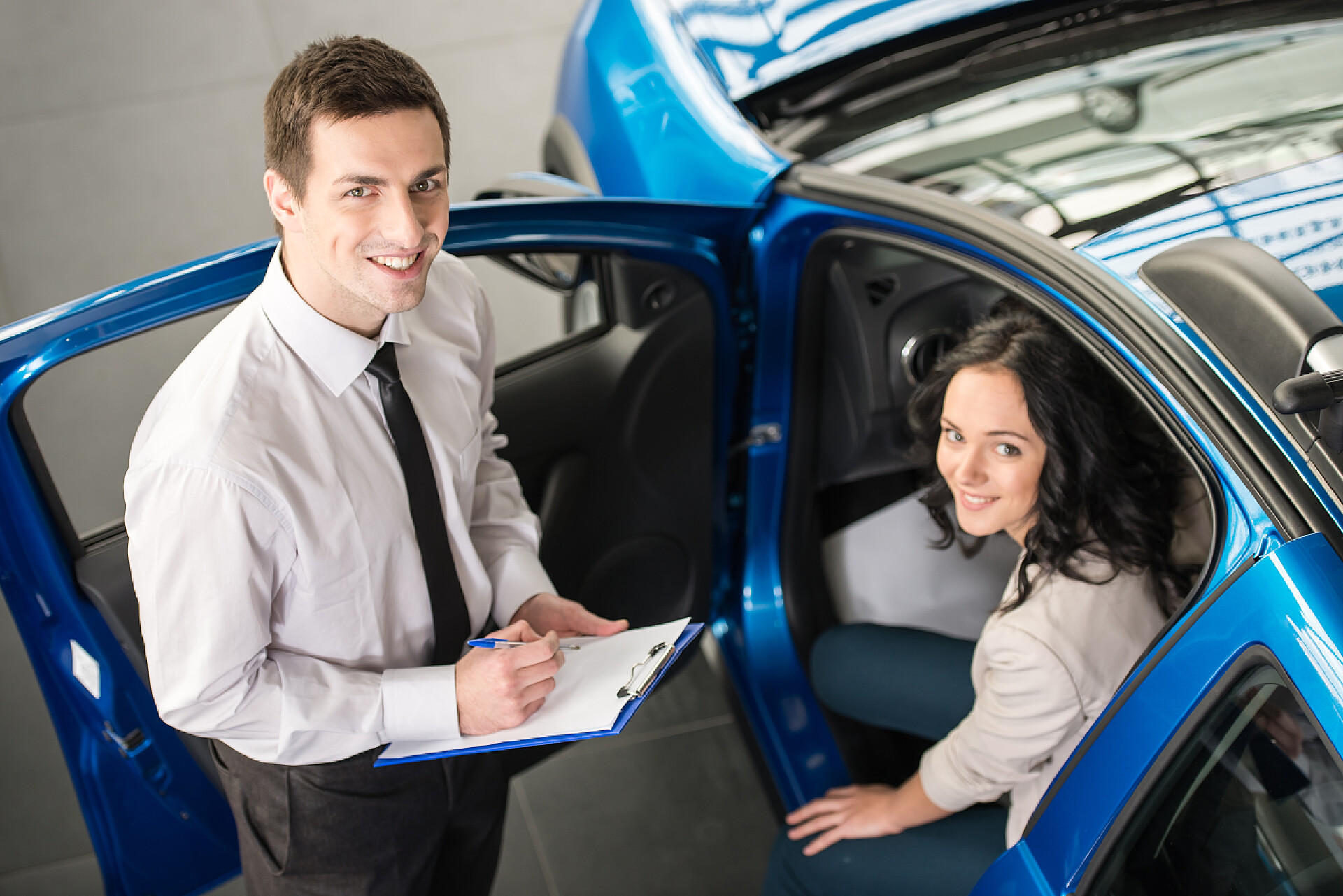 汽车销售为试驾的女人提高讲解服务销售