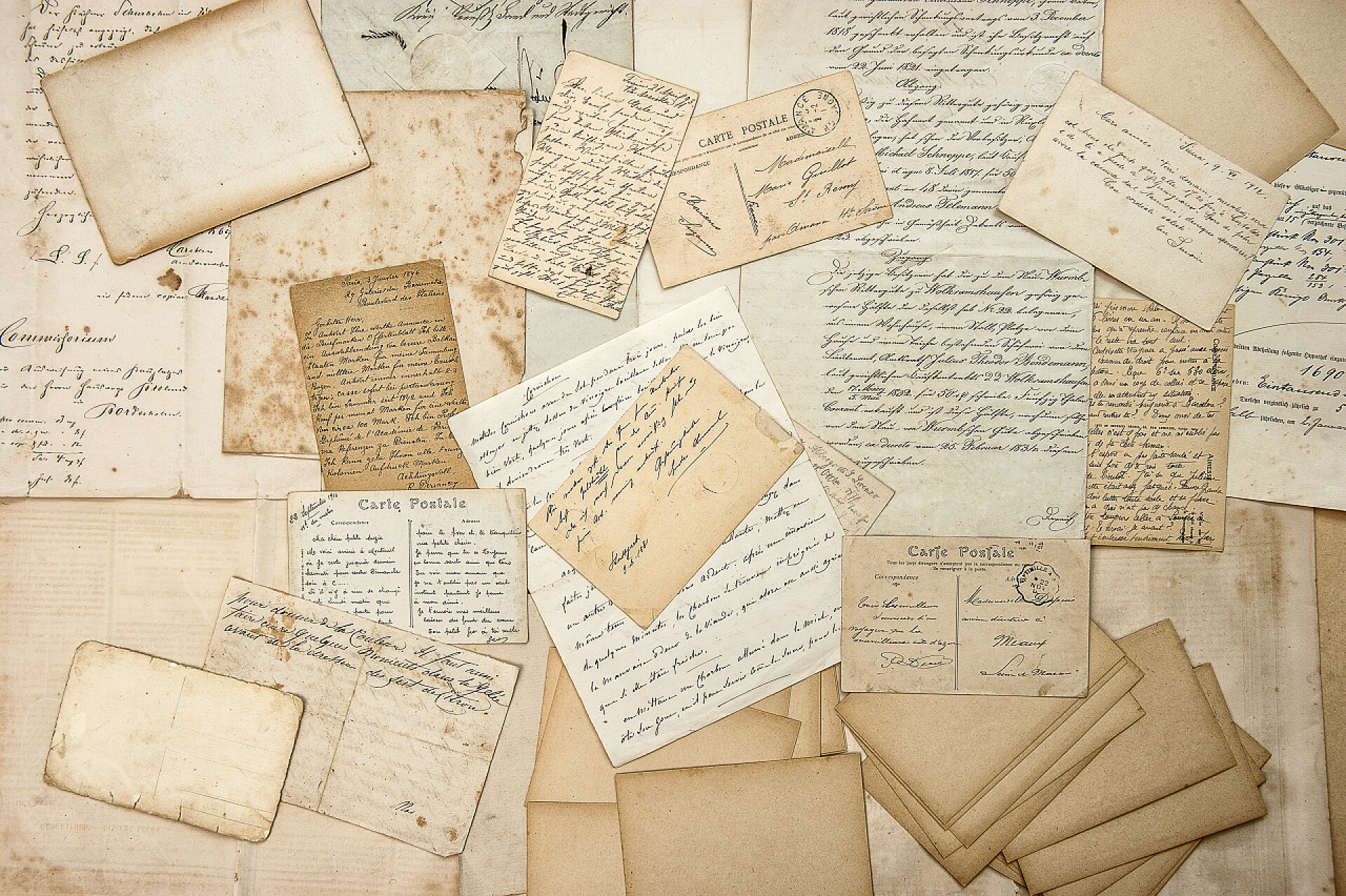 书桌上散落的古老信件