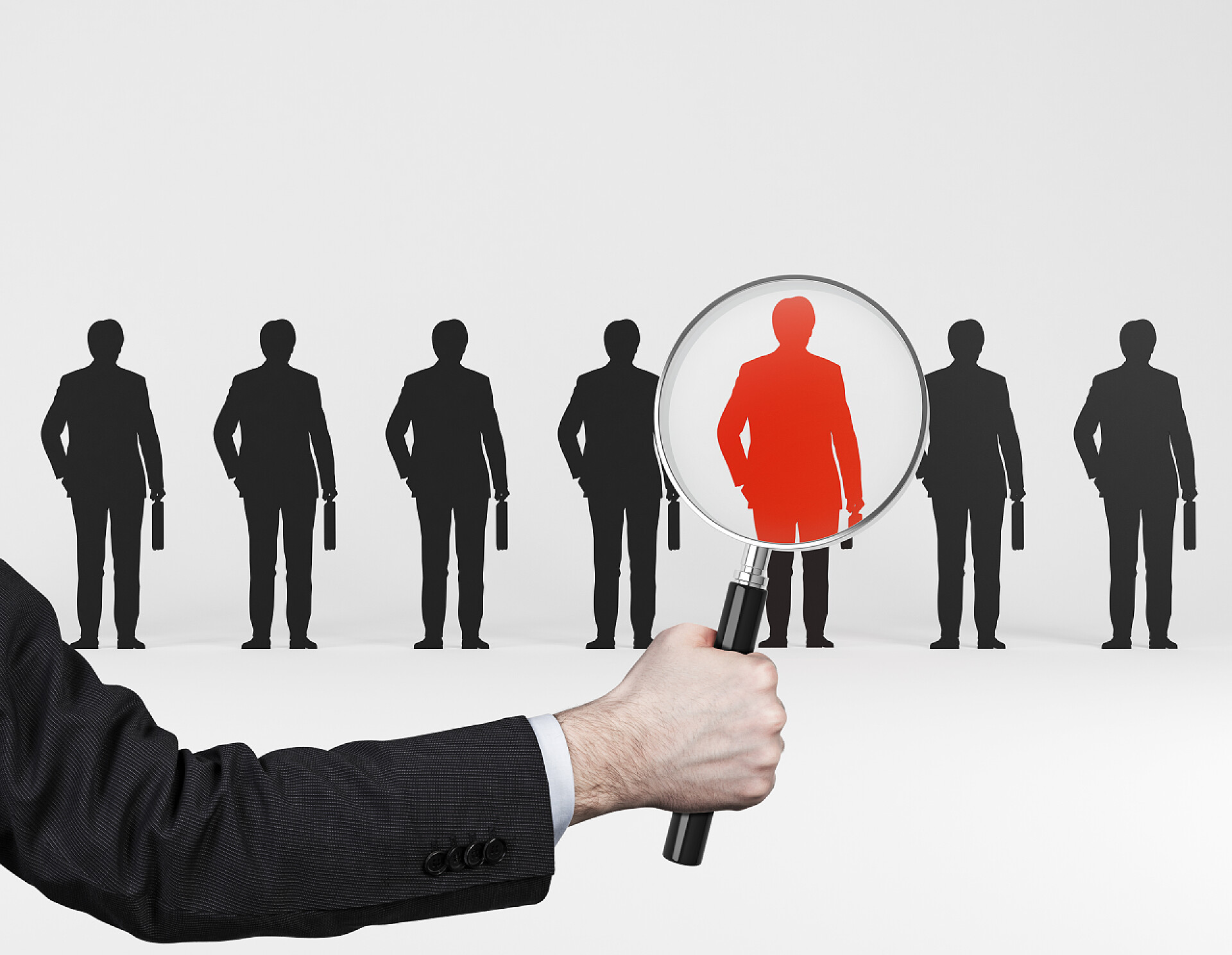 招聘观察手中拿着放大镜看求职者