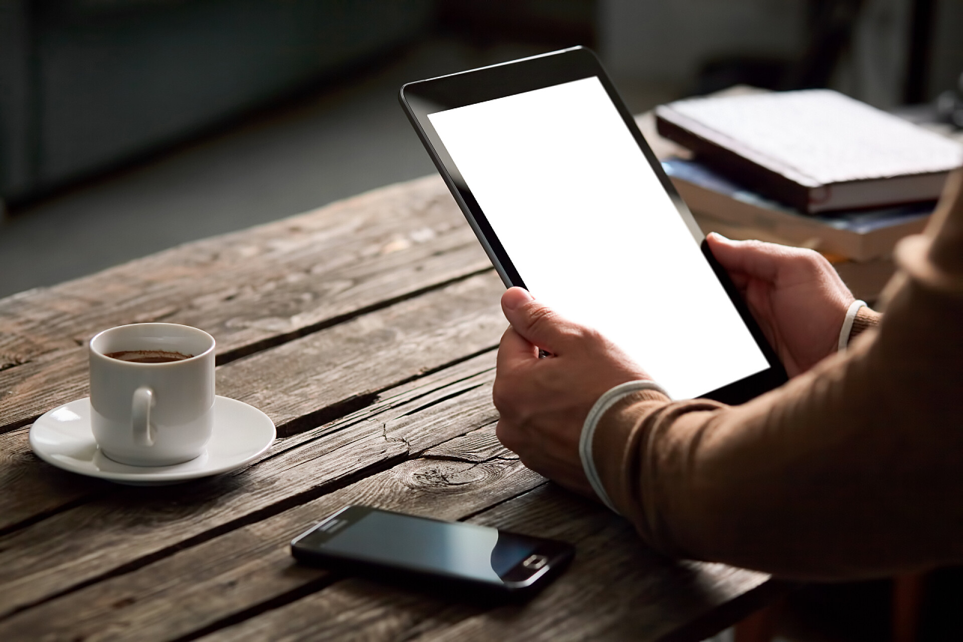 男人在咖啡厅玩平板电脑电子设备