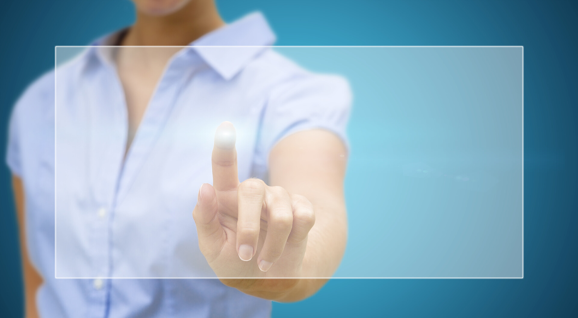 商务商人用手指点击全息图用她的手指使用数字接口的女商人