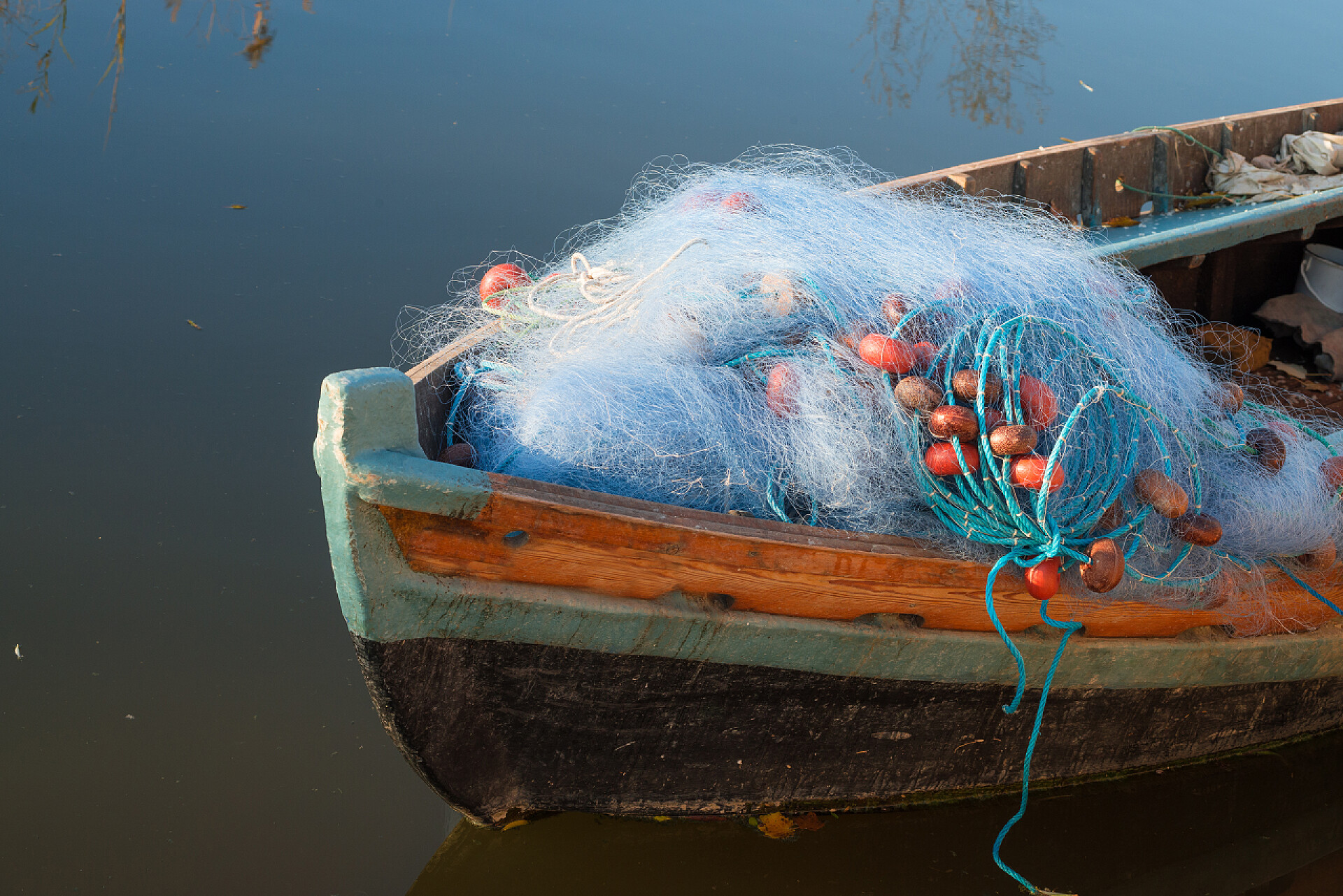 池塘上放着渔网的船渔业