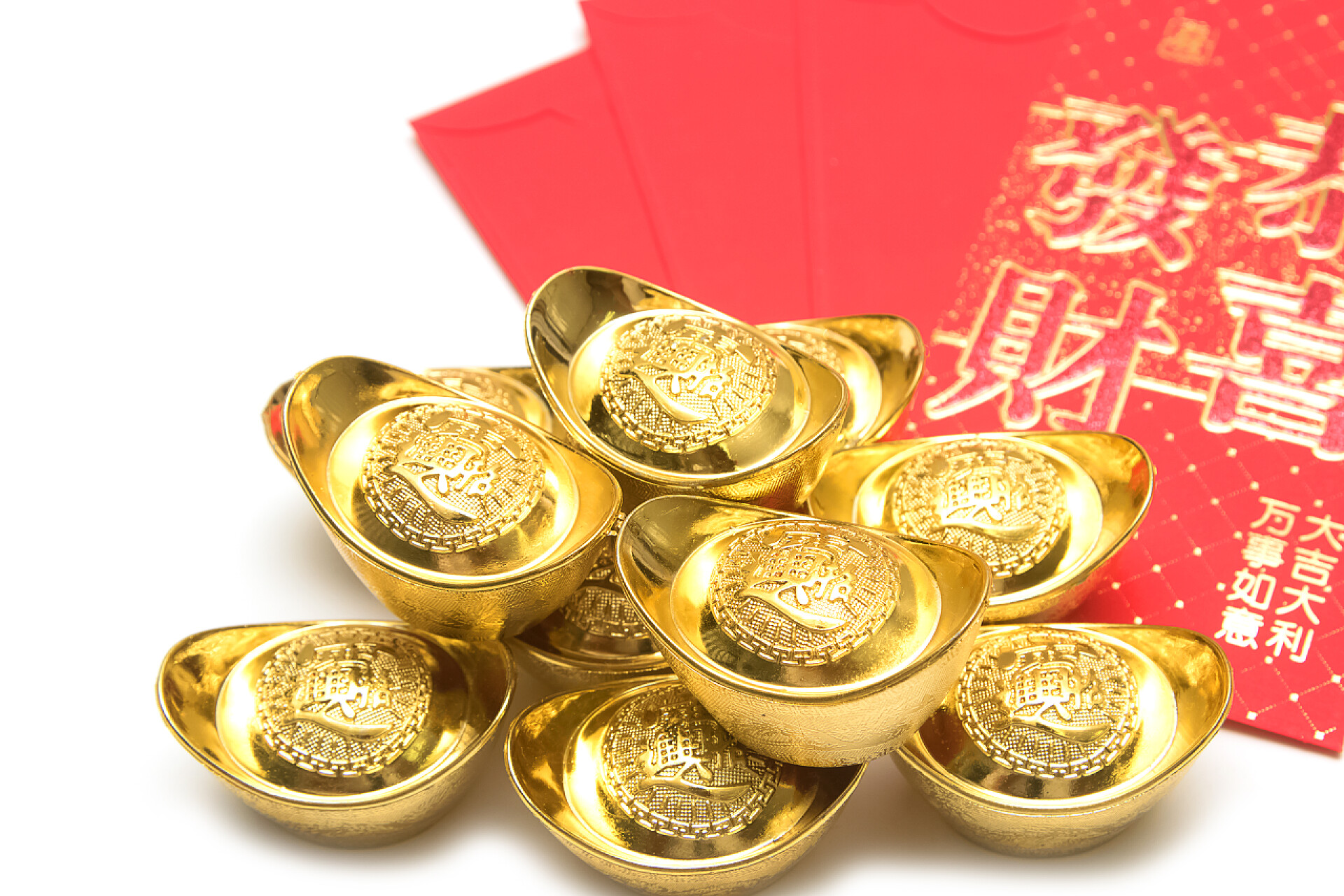 白色背景上中国农历新年装饰金元宝