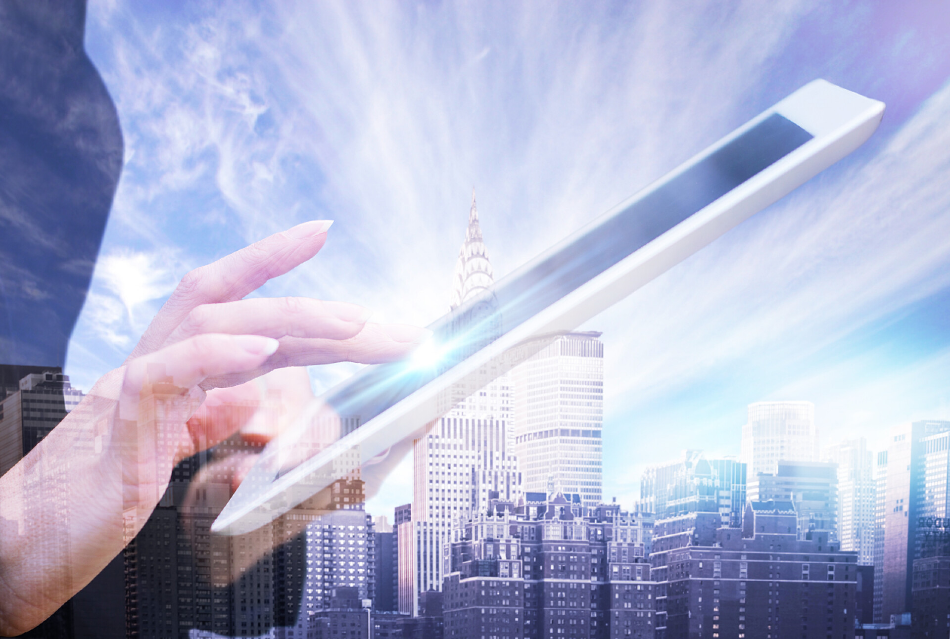 商务城市背景上商人玩平板电脑双重曝光城市与行政商业女性在城市天际线摩天大楼景观背景上使用数字平板电脑的双重曝光