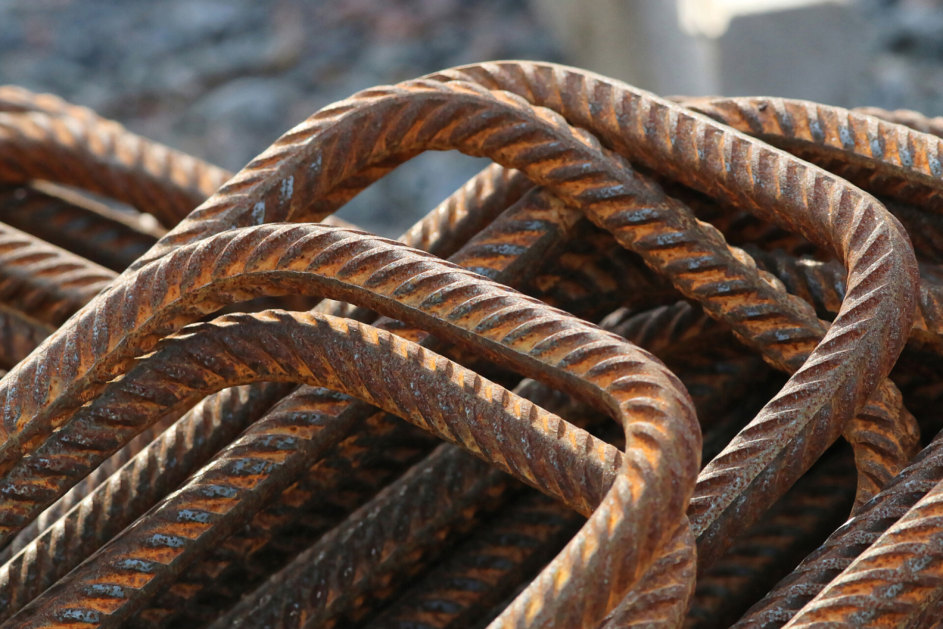 工业制造一堆生锈的钢筋建材