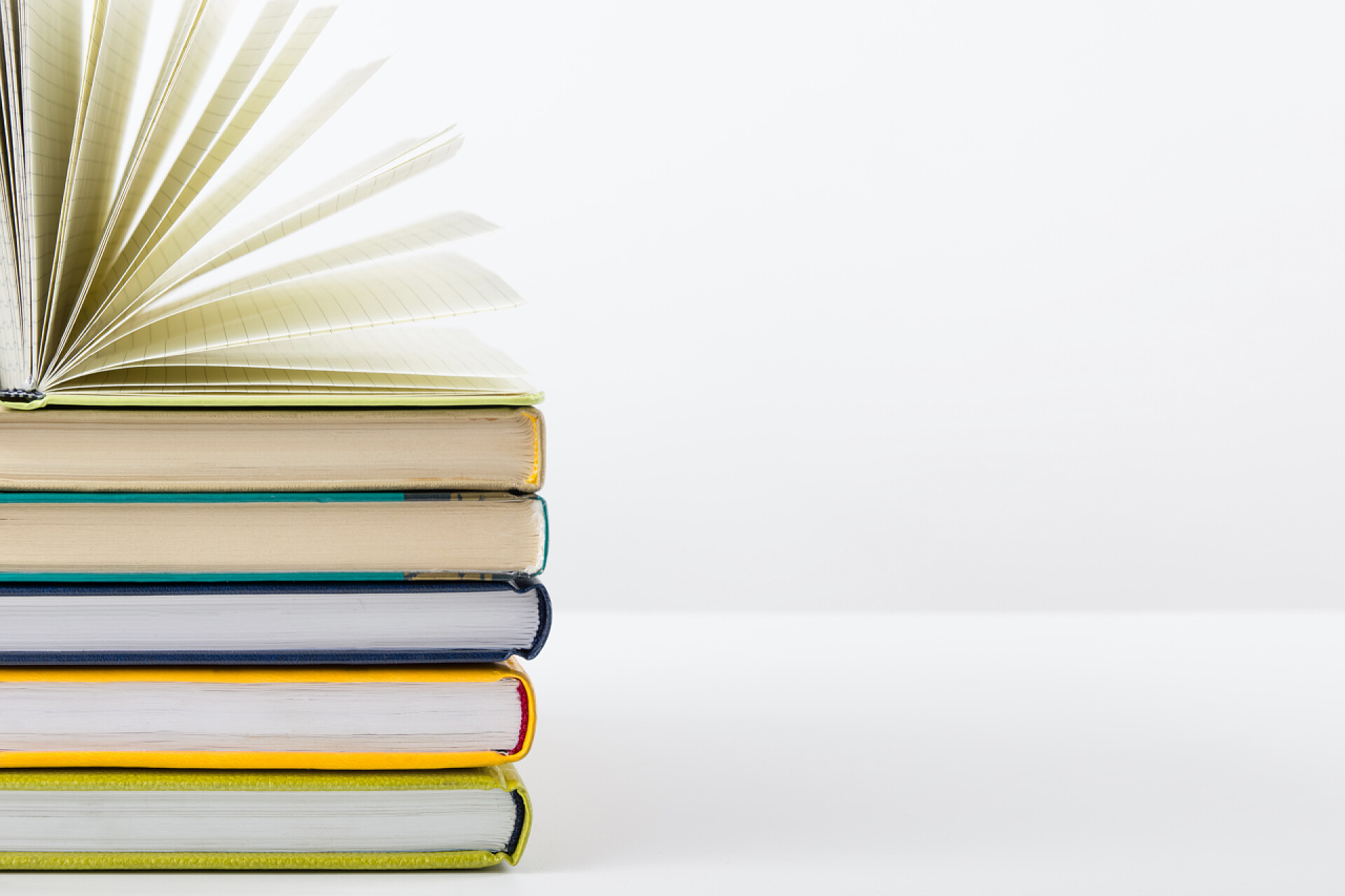 一堆彩色的书本书籍阅读