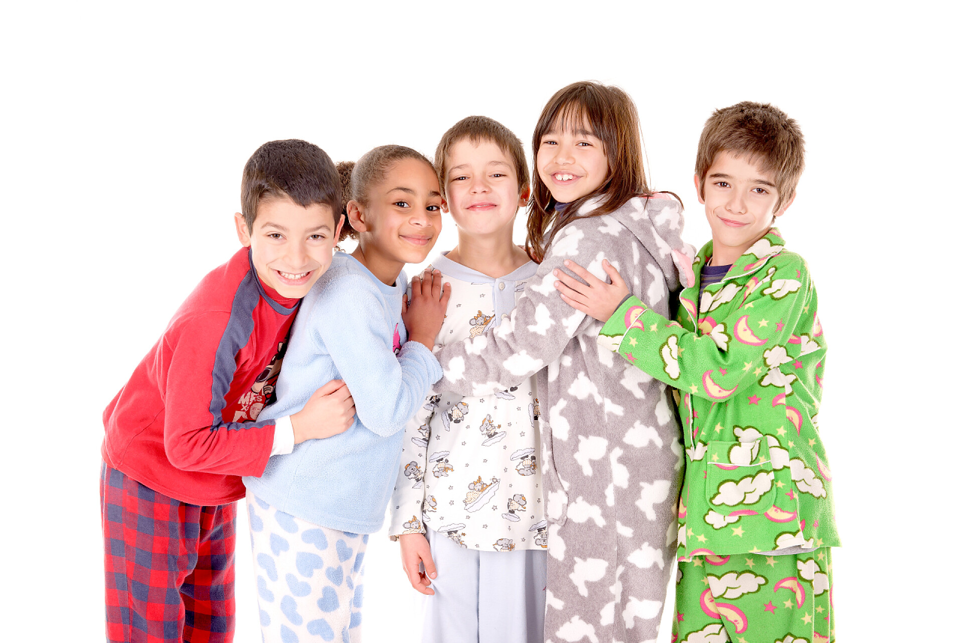 白色背景上穿睡衣的孩子们