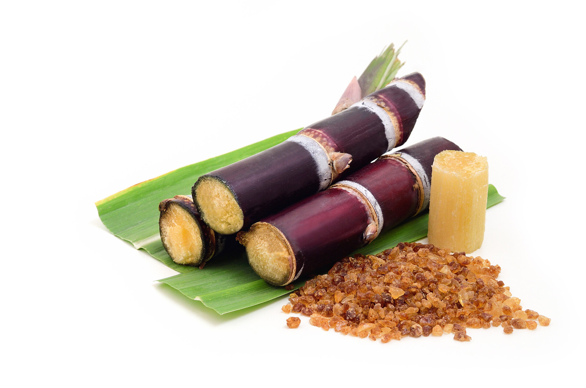 白色背景下的甘蔗和糖碎食物