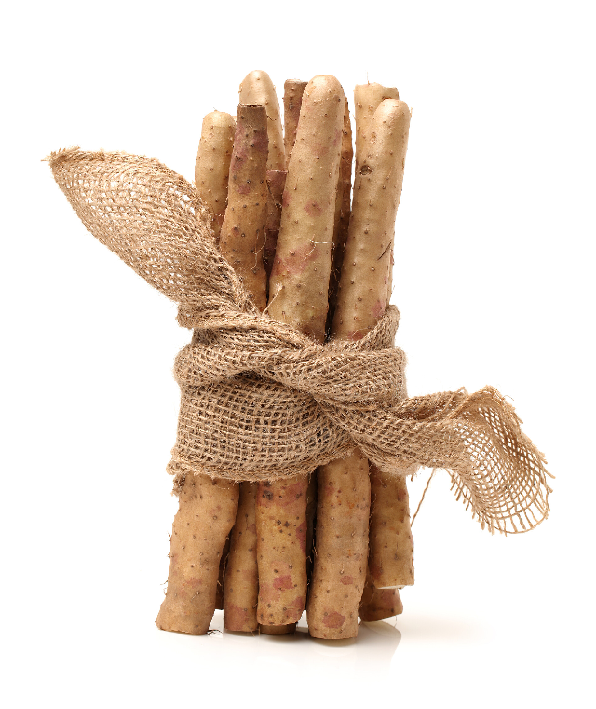 白色背景上的一堆山药食物