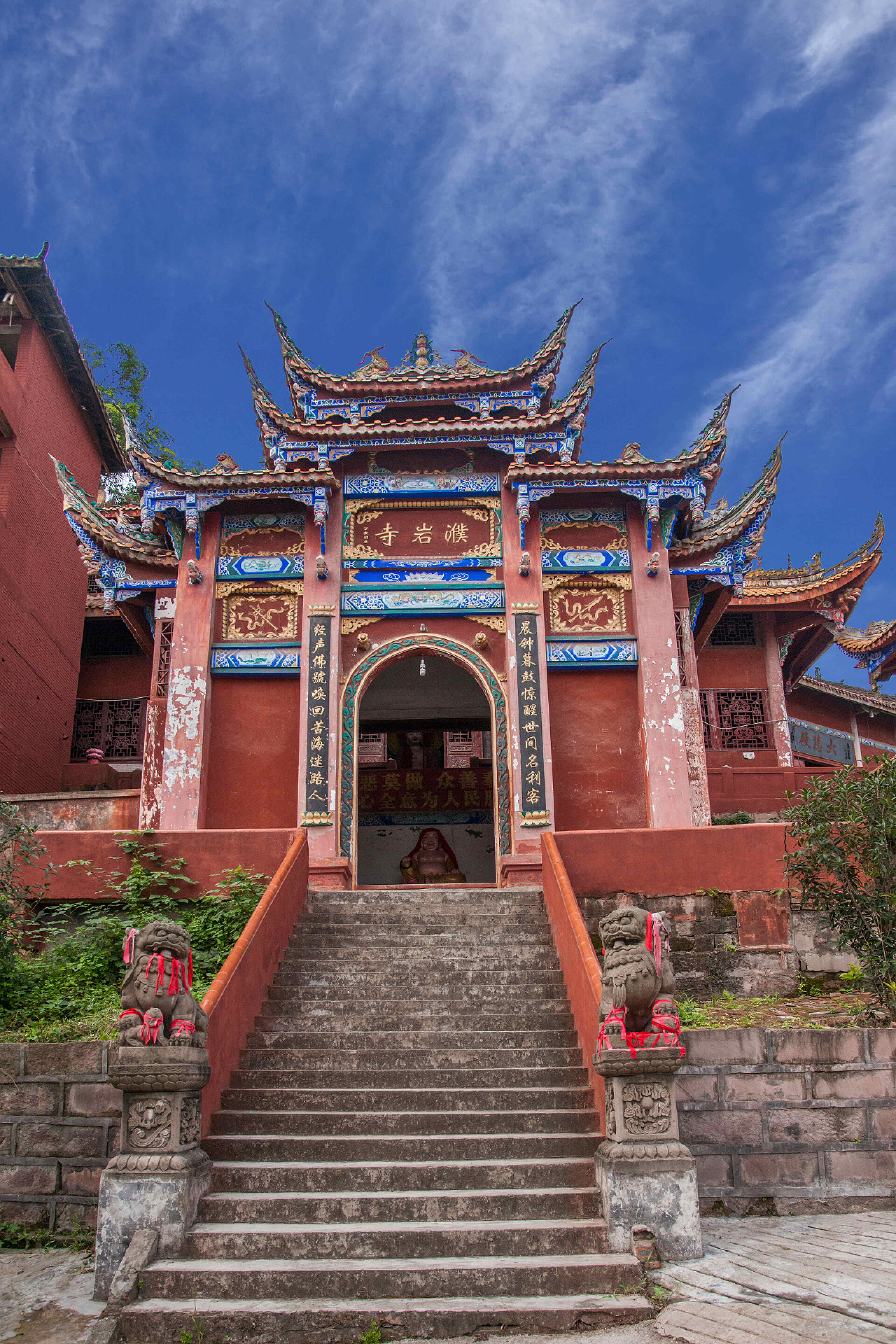 蓝天下的合川浦寺建筑物