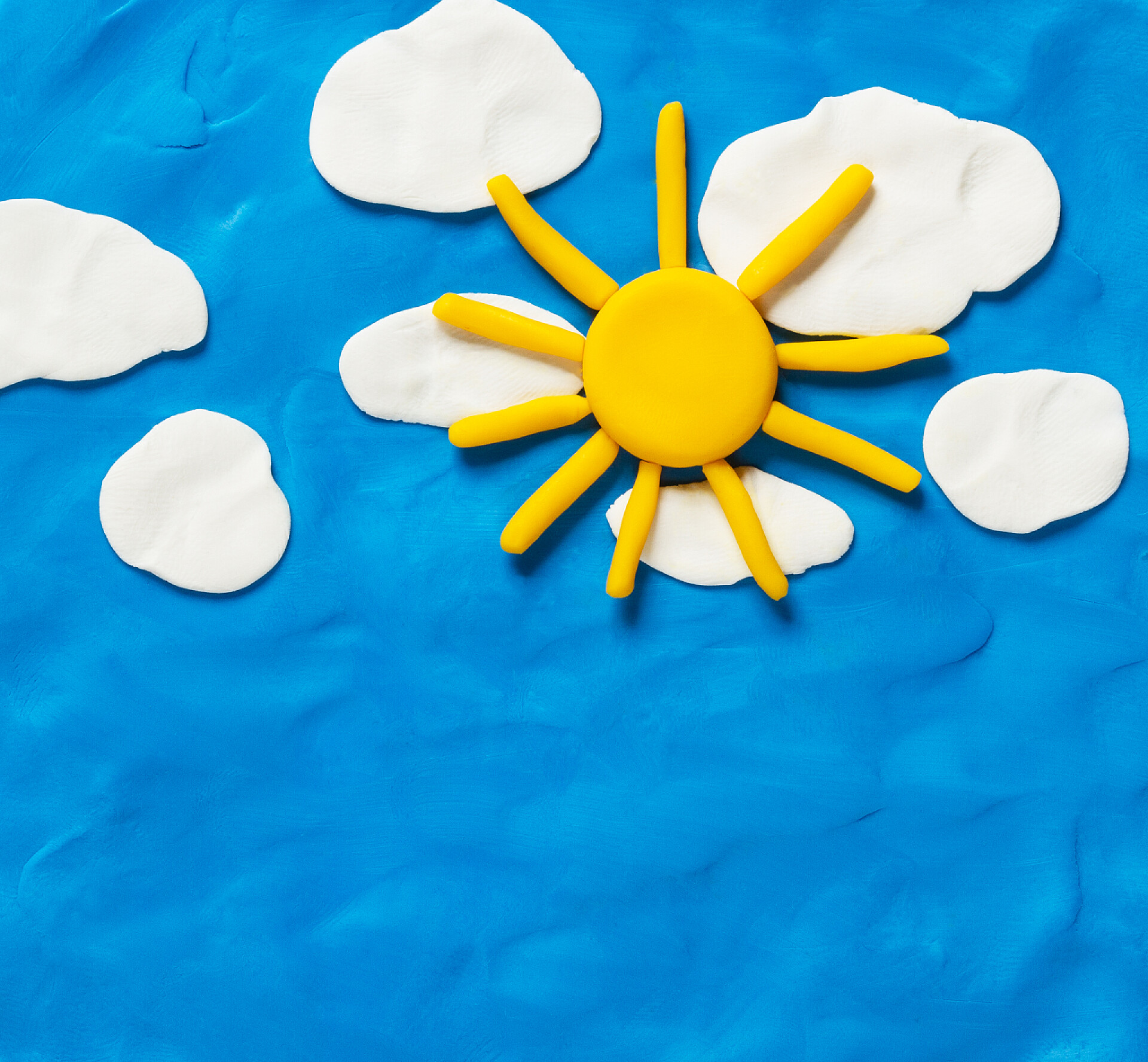 蓝色纸张上的橡皮泥图案玩具