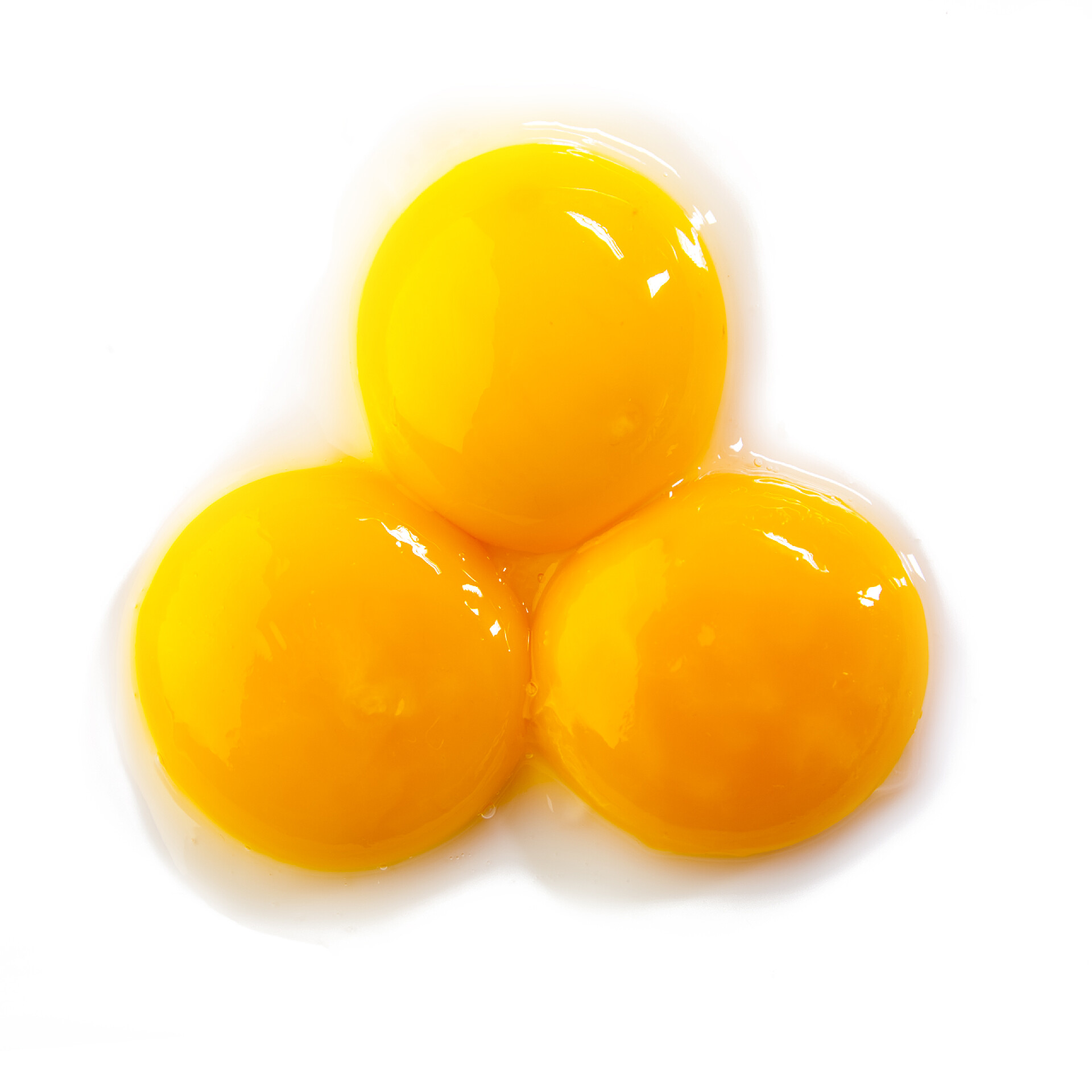 白色背景上的鸡蛋黄食物